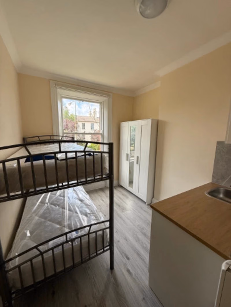 Room in a 14 Bedroom Apartment, 3 Clonskeagh Road, Rathmines, Dublin (D06 W0X9) - Dublin, Ireland - 5 Bedroom 4 Bathroom Apartment - Bedroom