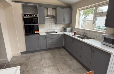 9 Bedroom 6 Bathroom Apartment - Bedroom?w=400&h=260&fit=crop&q=40&auto=format&trim=auto