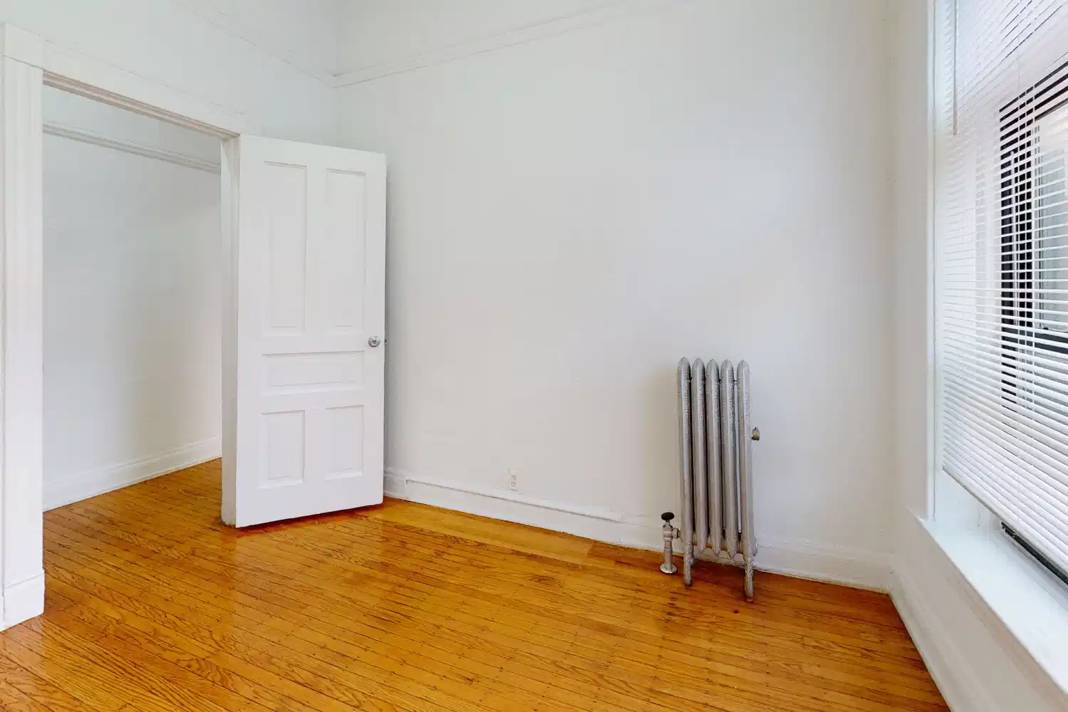 Exterior?w=400&h=260&fit=crop&q=40&auto=format&trim=auto