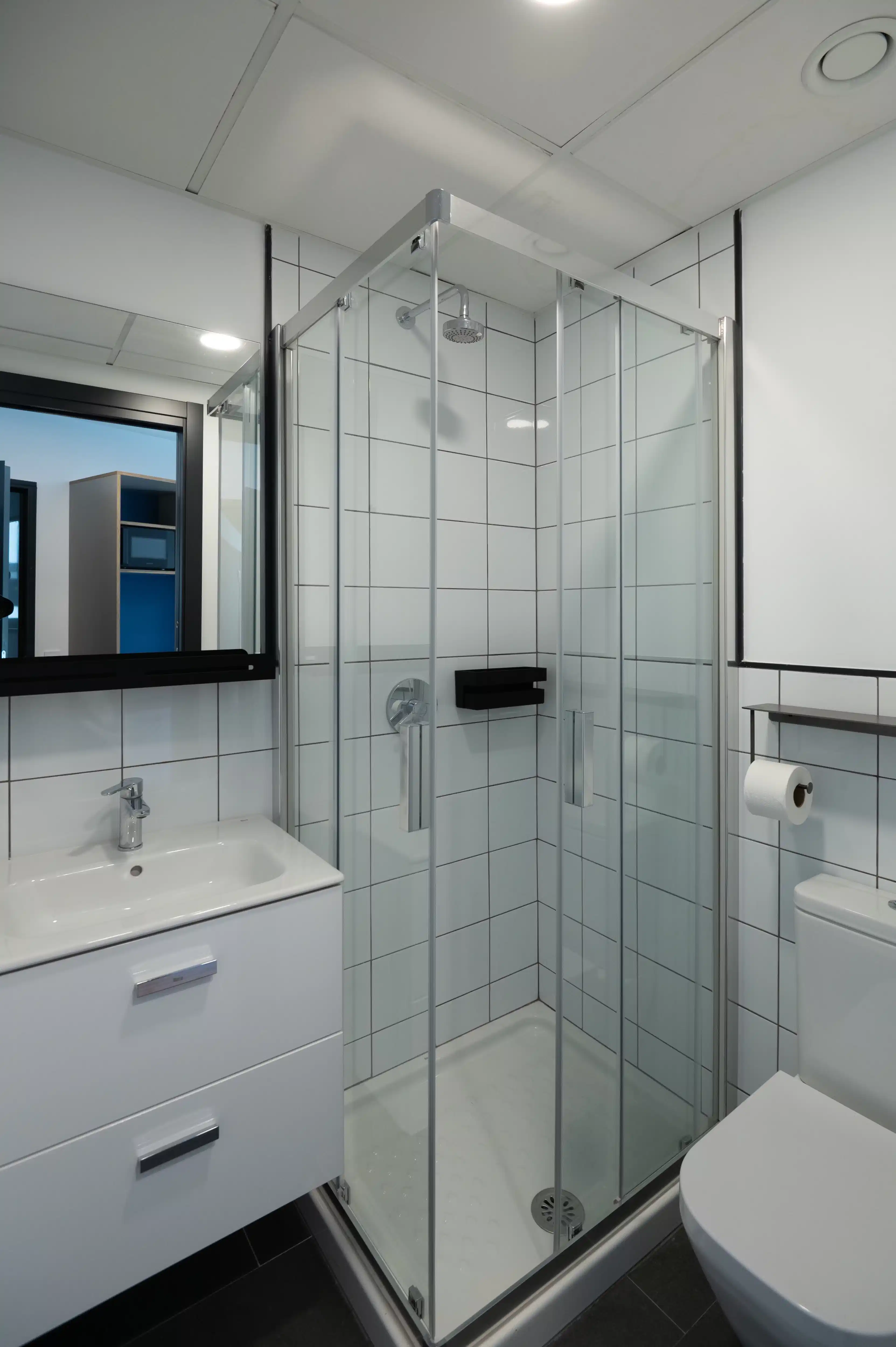 Exterior?w=400&h=260&fit=crop&q=40&auto=format&trim=auto