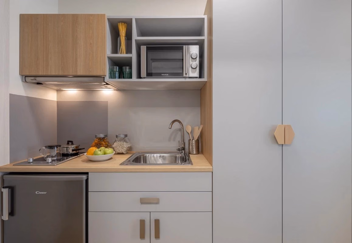 Exterior?w=400&h=260&fit=crop&q=40&auto=format&trim=auto