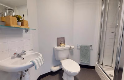 Amenities?w=400&h=260&fit=crop&q=40&auto=format&trim=auto