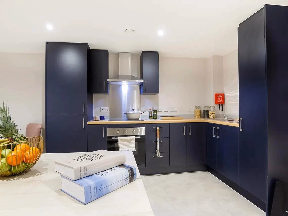 Exterior?w=400&h=260&fit=crop&q=40&auto=format&trim=auto