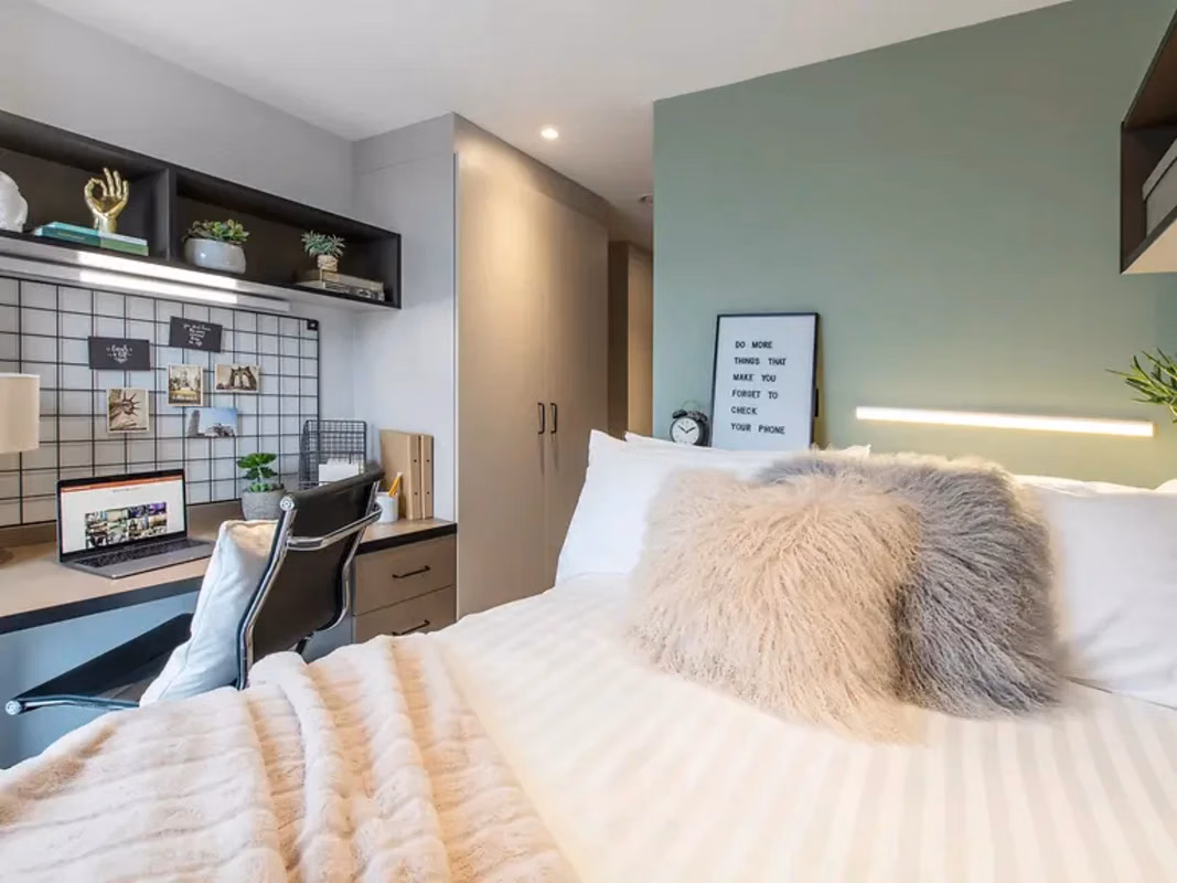 Common Area?w=400&h=260&fit=crop&q=40&auto=format&trim=auto