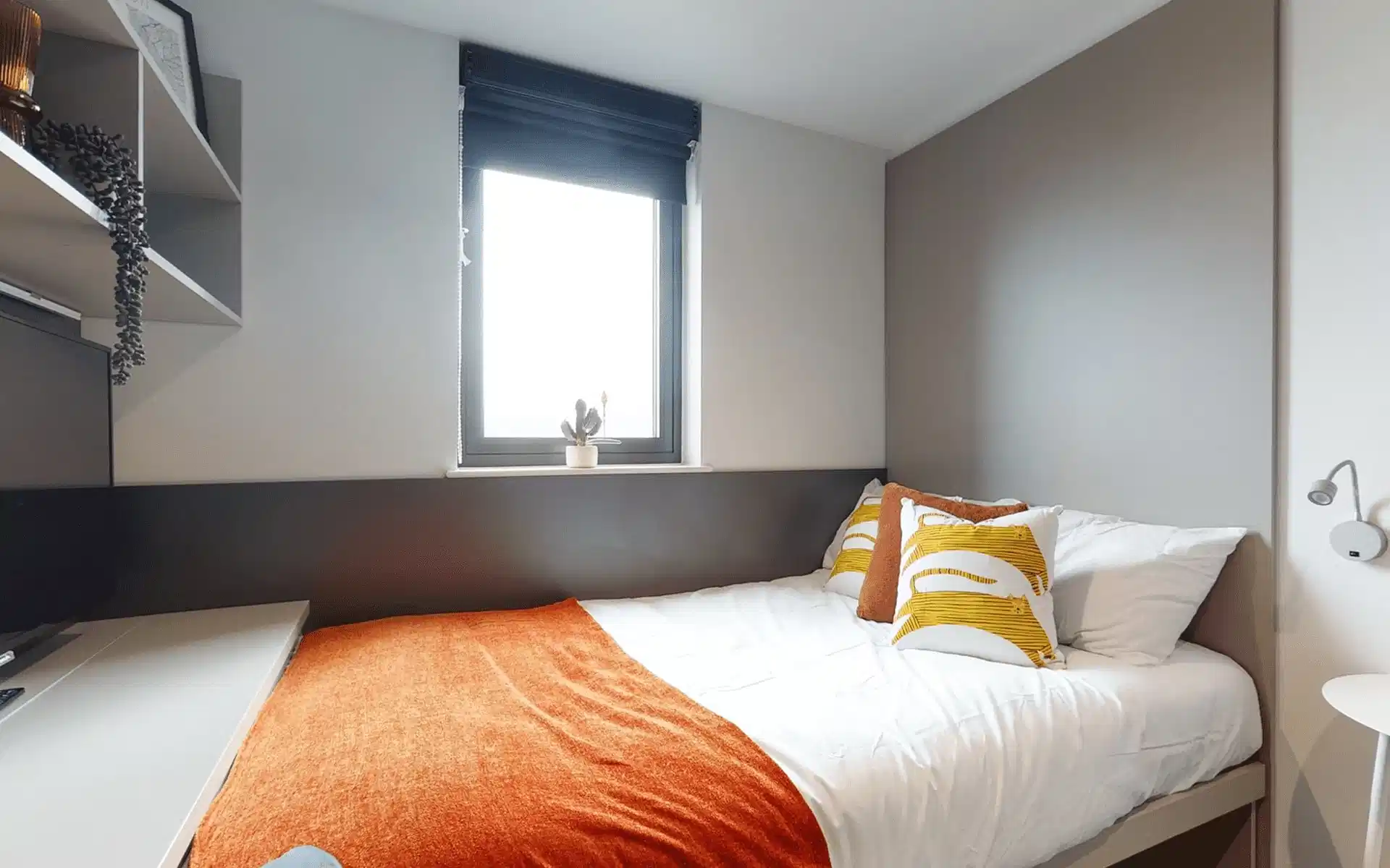 Exterior?w=400&h=260&fit=crop&q=40&auto=format&trim=auto