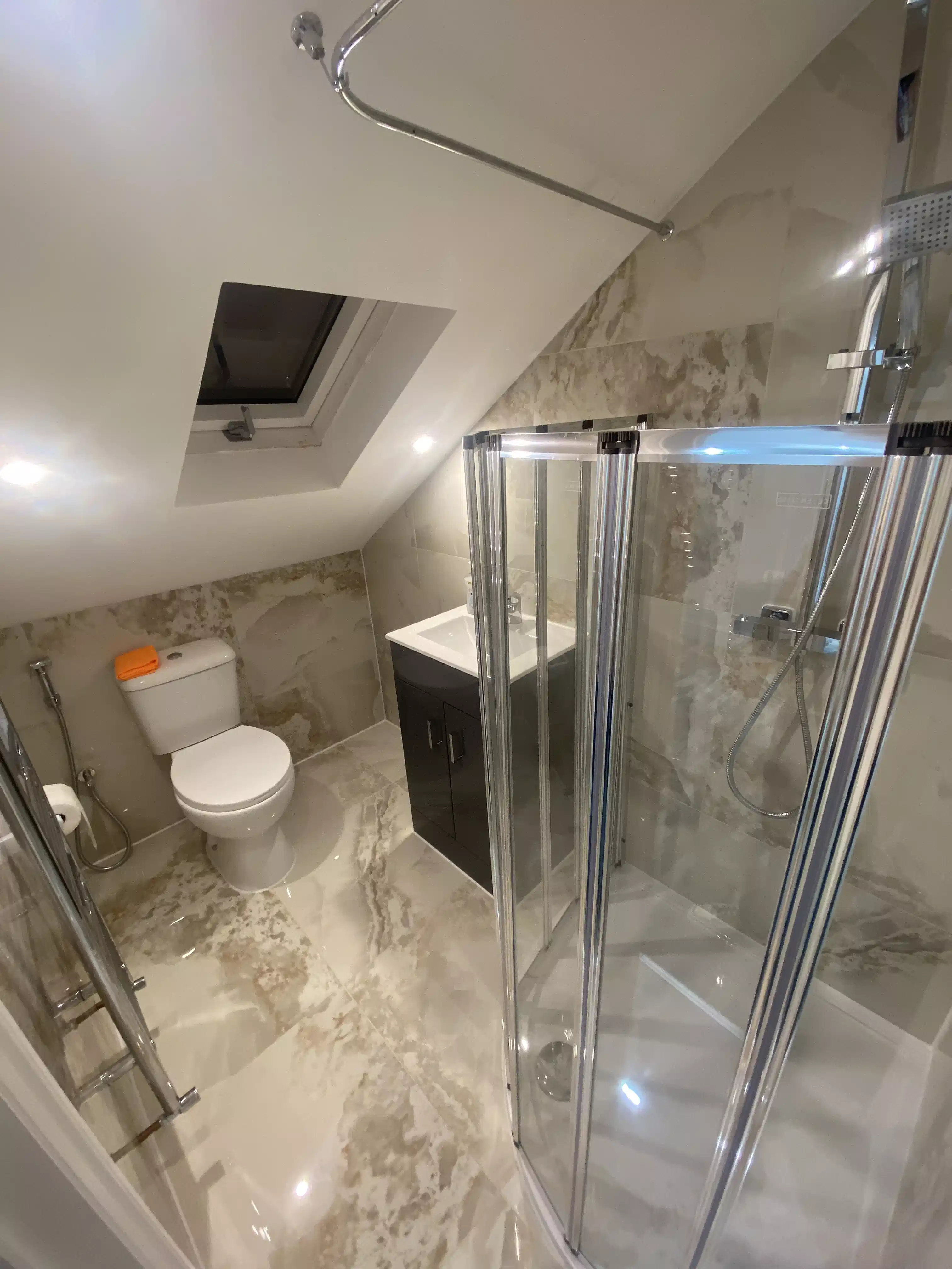 Big Single - Bathroom?w=400&h=260&fit=crop&q=40&auto=format&trim=auto