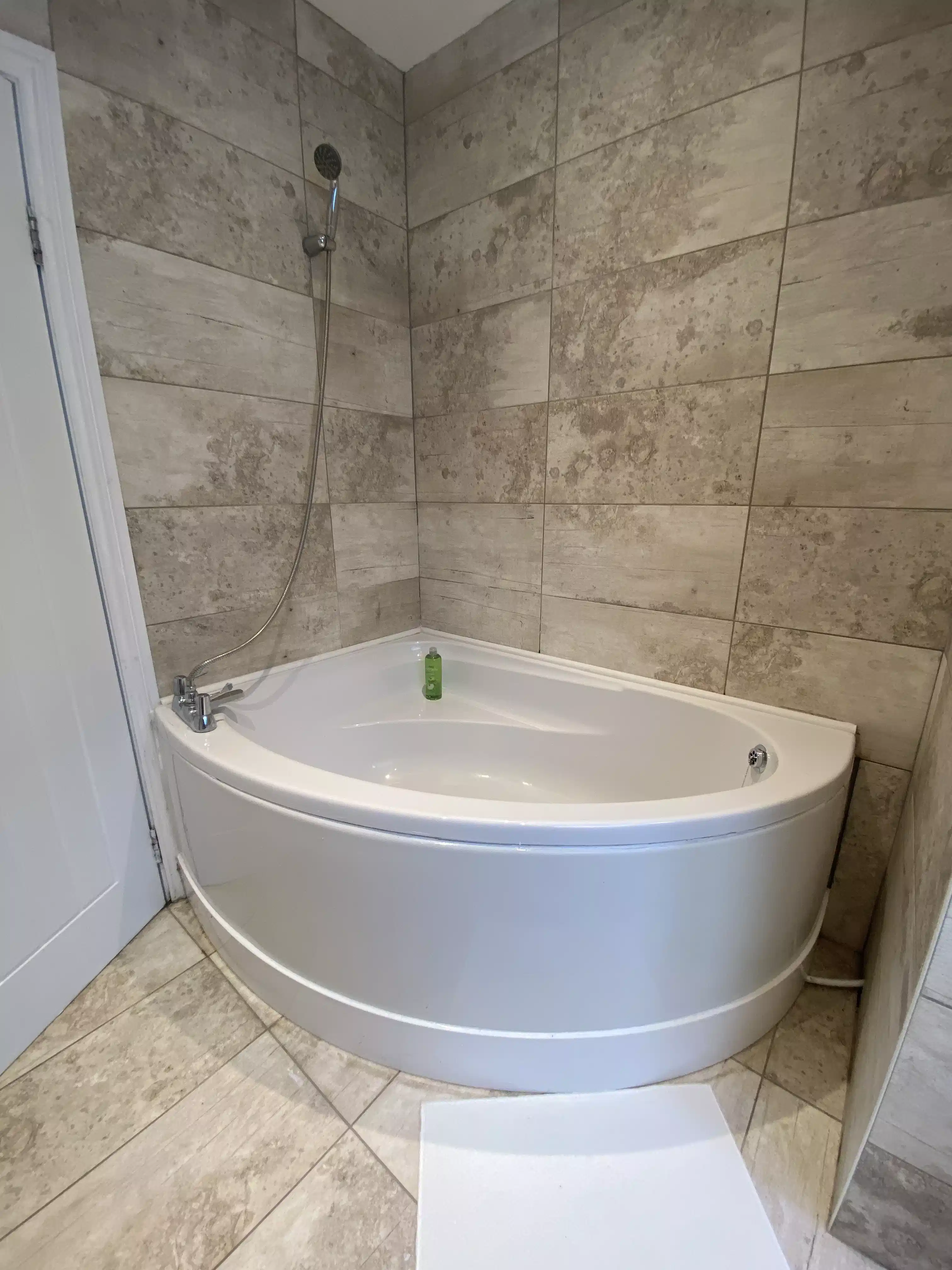 Room in a 7 Bedroom Apartment, Chobham Rd, London E15 1LZ - London, England, United Kingdom - Bathroom