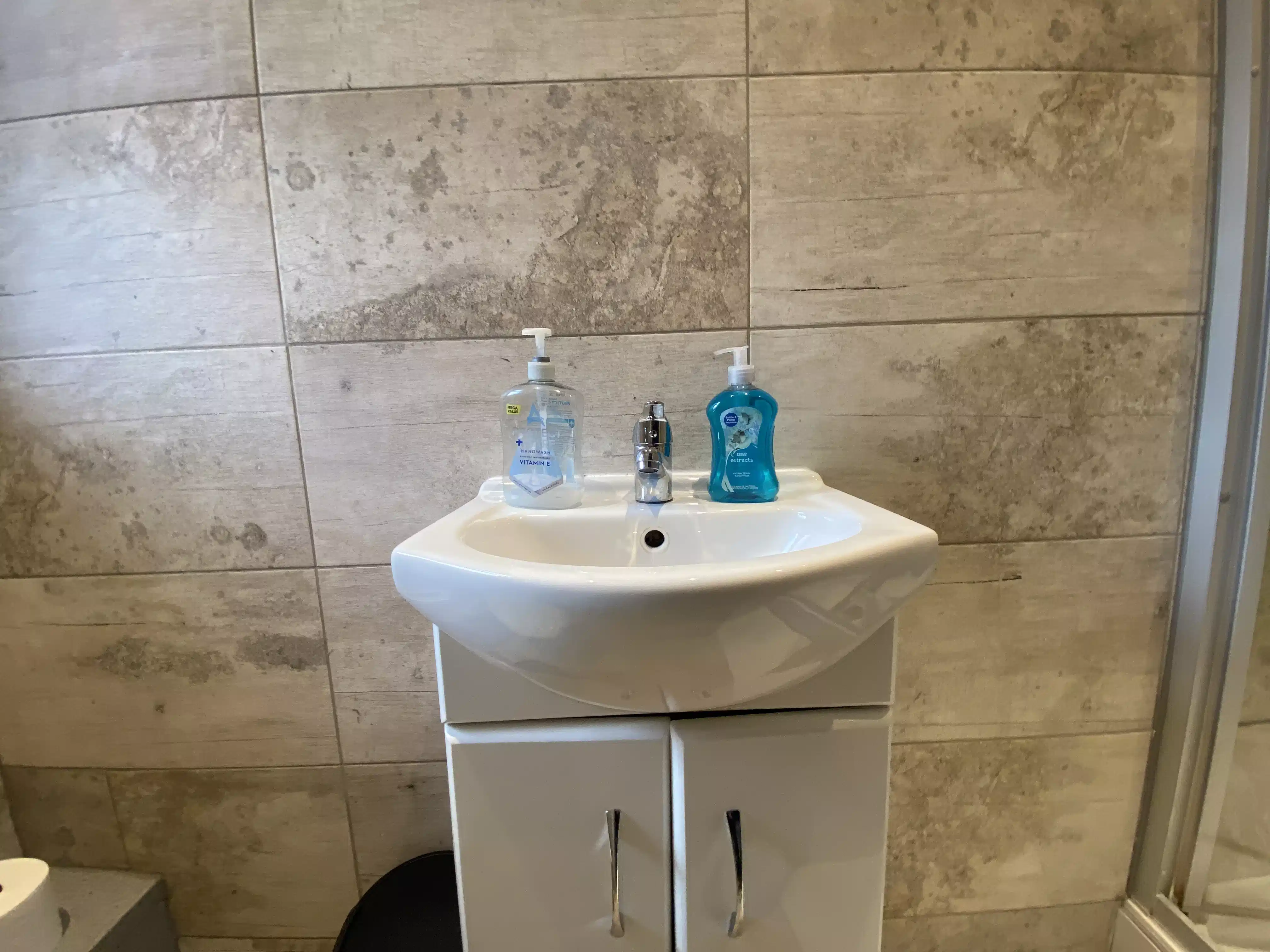 Bathroom?w=400&h=260&fit=crop&q=40&auto=format&trim=auto