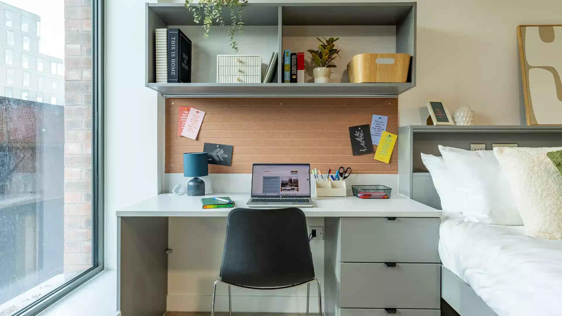 Bedroom?w=400&h=260&fit=crop&q=40&auto=format&trim=auto