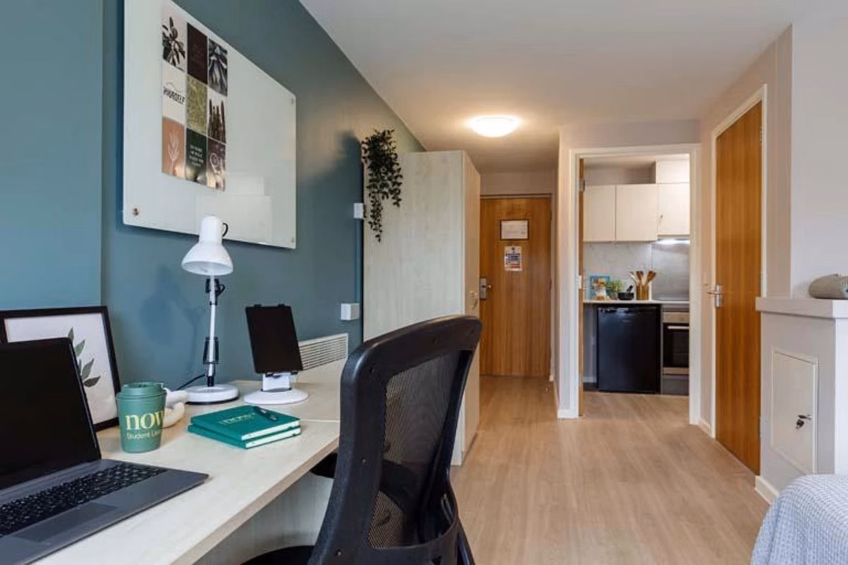 Common Area?w=400&h=260&fit=crop&q=40&auto=format&trim=auto