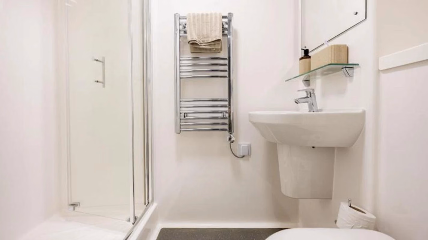 Exterior?w=400&h=260&fit=crop&q=40&auto=format&trim=auto