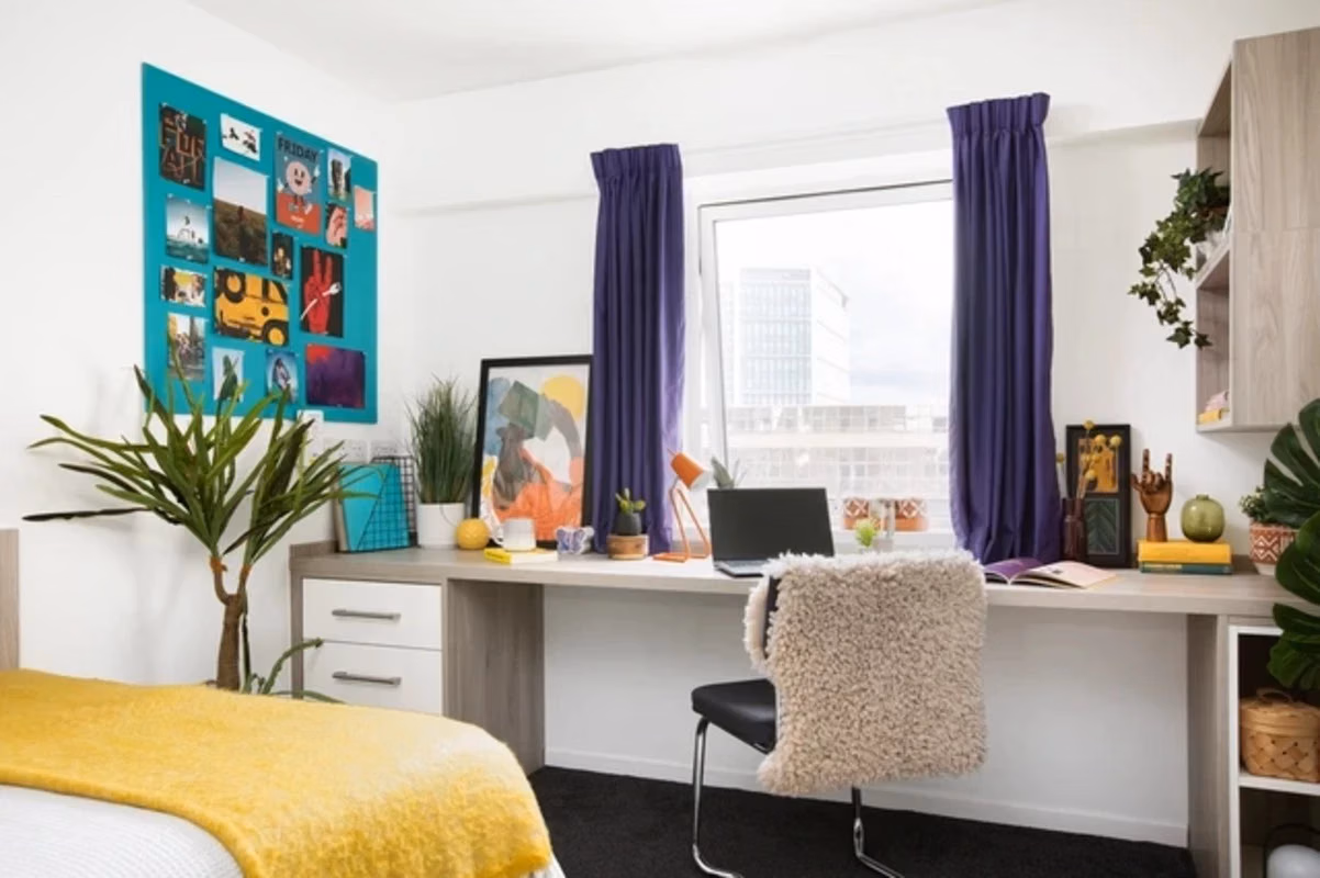 Exterior?w=400&h=260&fit=crop&q=40&auto=format&trim=auto