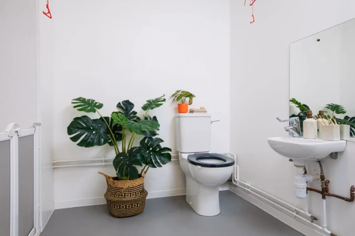 Exterior?w=400&h=260&fit=crop&q=40&auto=format&trim=auto