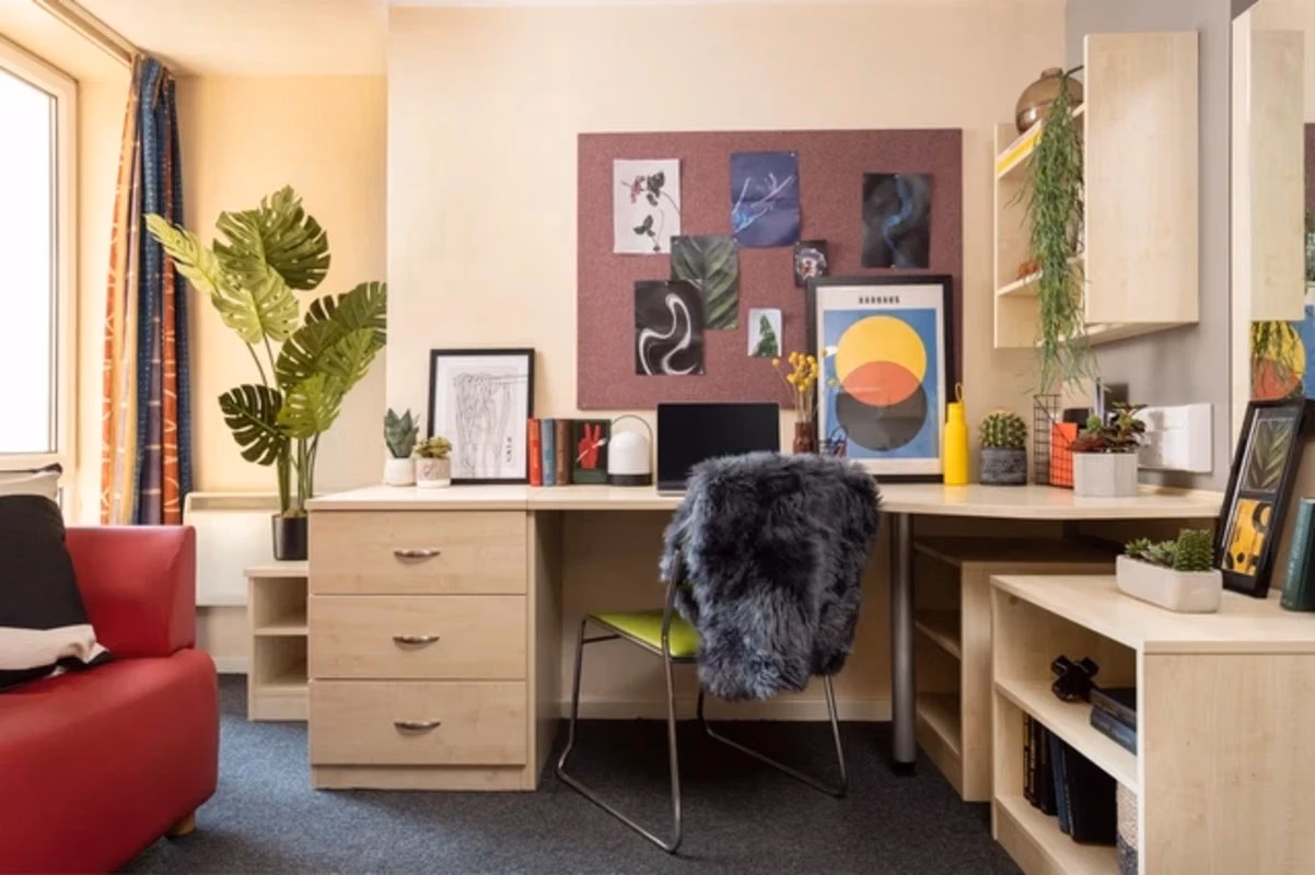 Common Area?w=400&h=260&fit=crop&q=40&auto=format&trim=auto