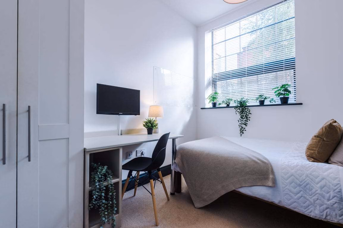 Common Area?w=400&h=260&fit=crop&q=40&auto=format&trim=auto