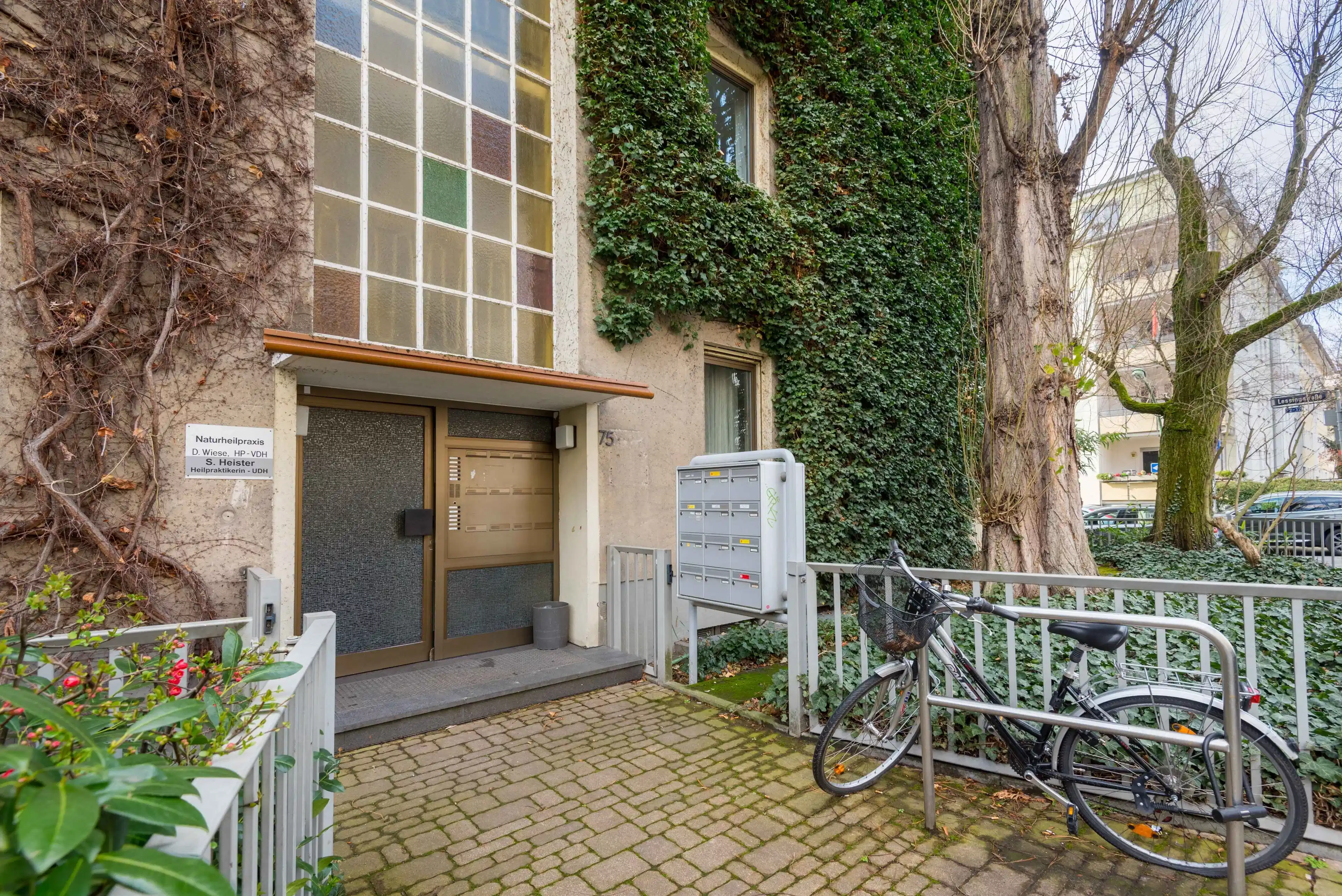 Exterior?w=400&h=260&fit=crop&q=40&auto=format&trim=auto