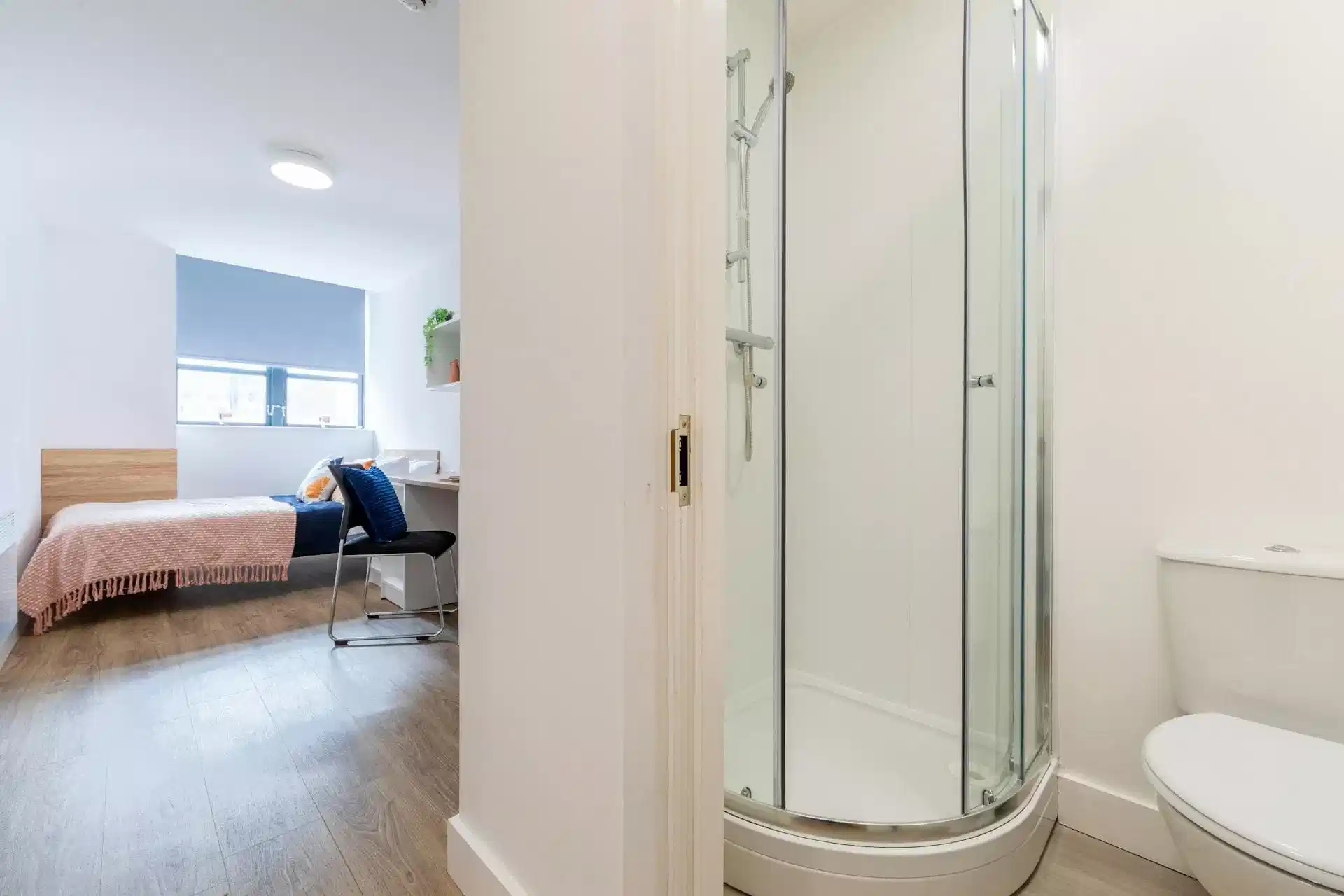 Exterior?w=400&h=260&fit=crop&q=40&auto=format&trim=auto