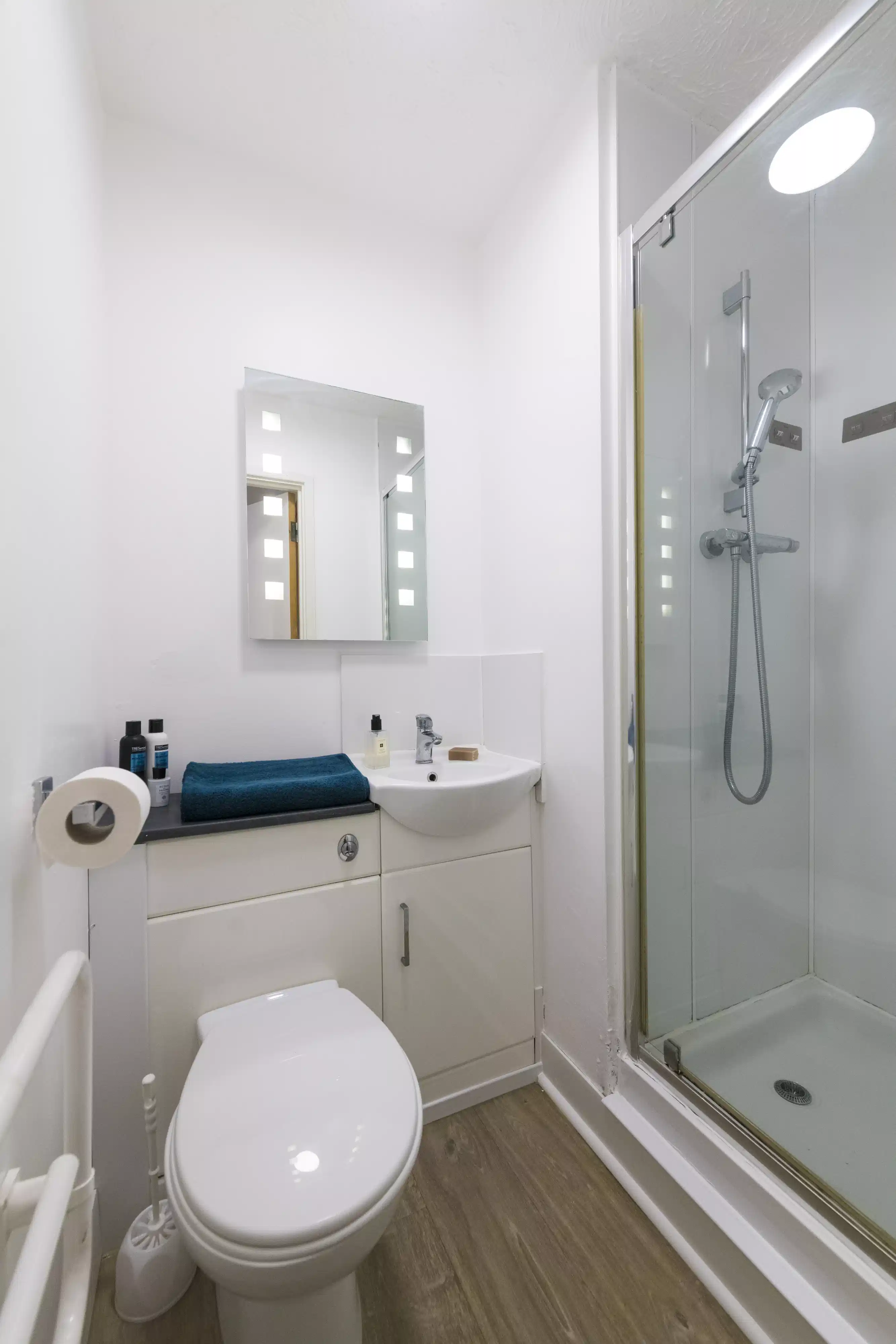 Amenities?w=400&h=260&fit=crop&q=40&auto=format&trim=auto