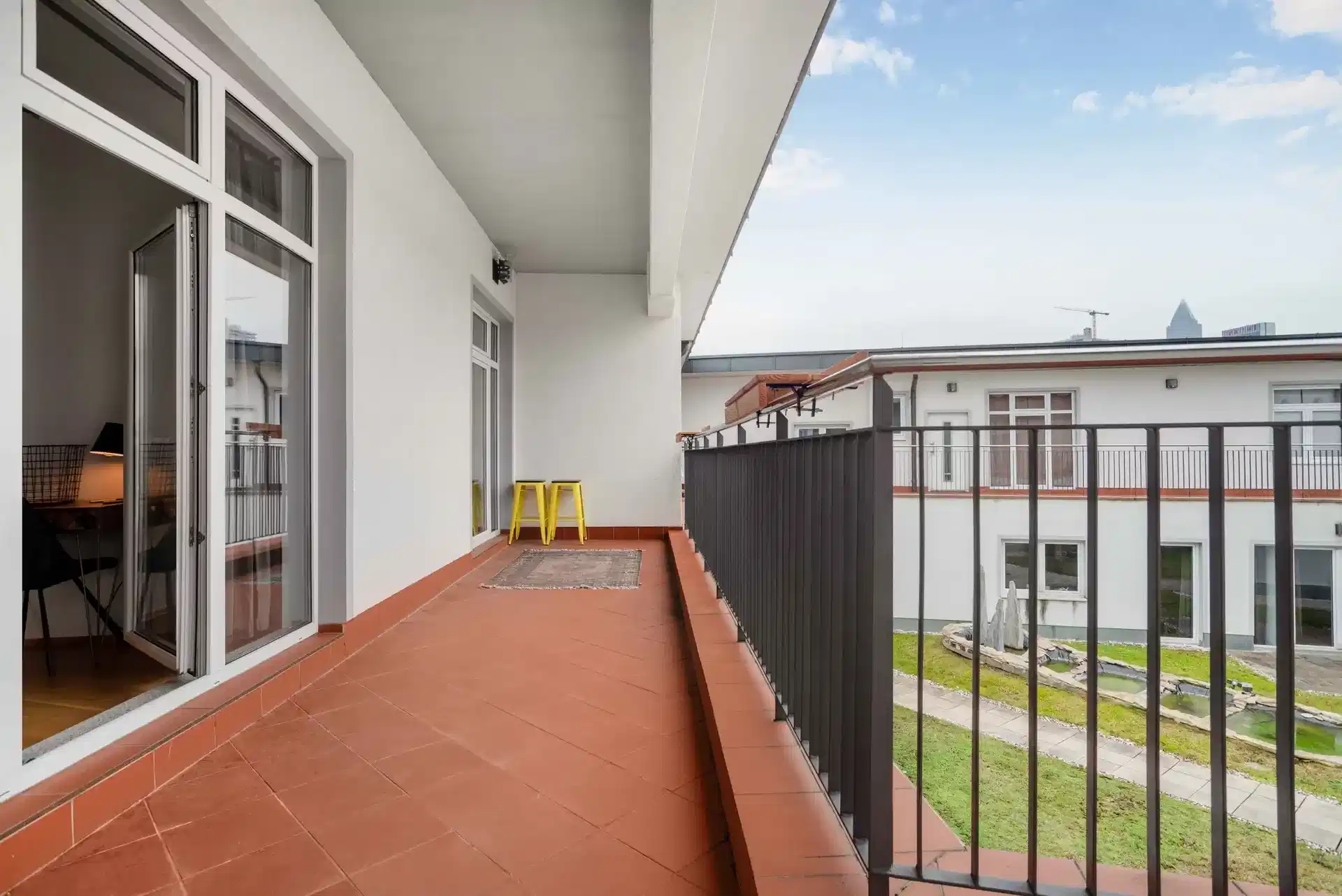 Exterior?w=400&h=260&fit=crop&q=40&auto=format&trim=auto