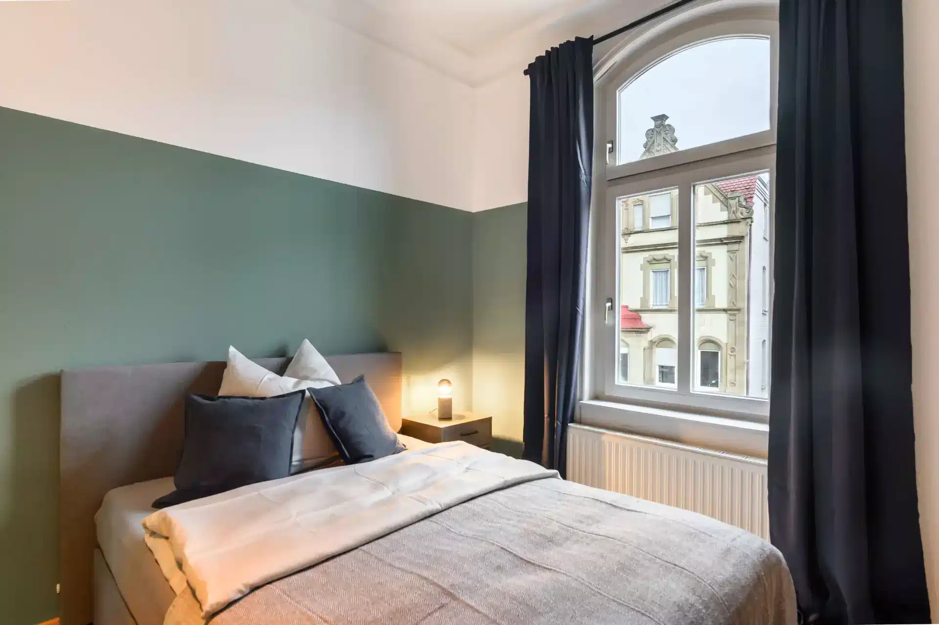 Exterior?w=400&h=260&fit=crop&q=40&auto=format&trim=auto