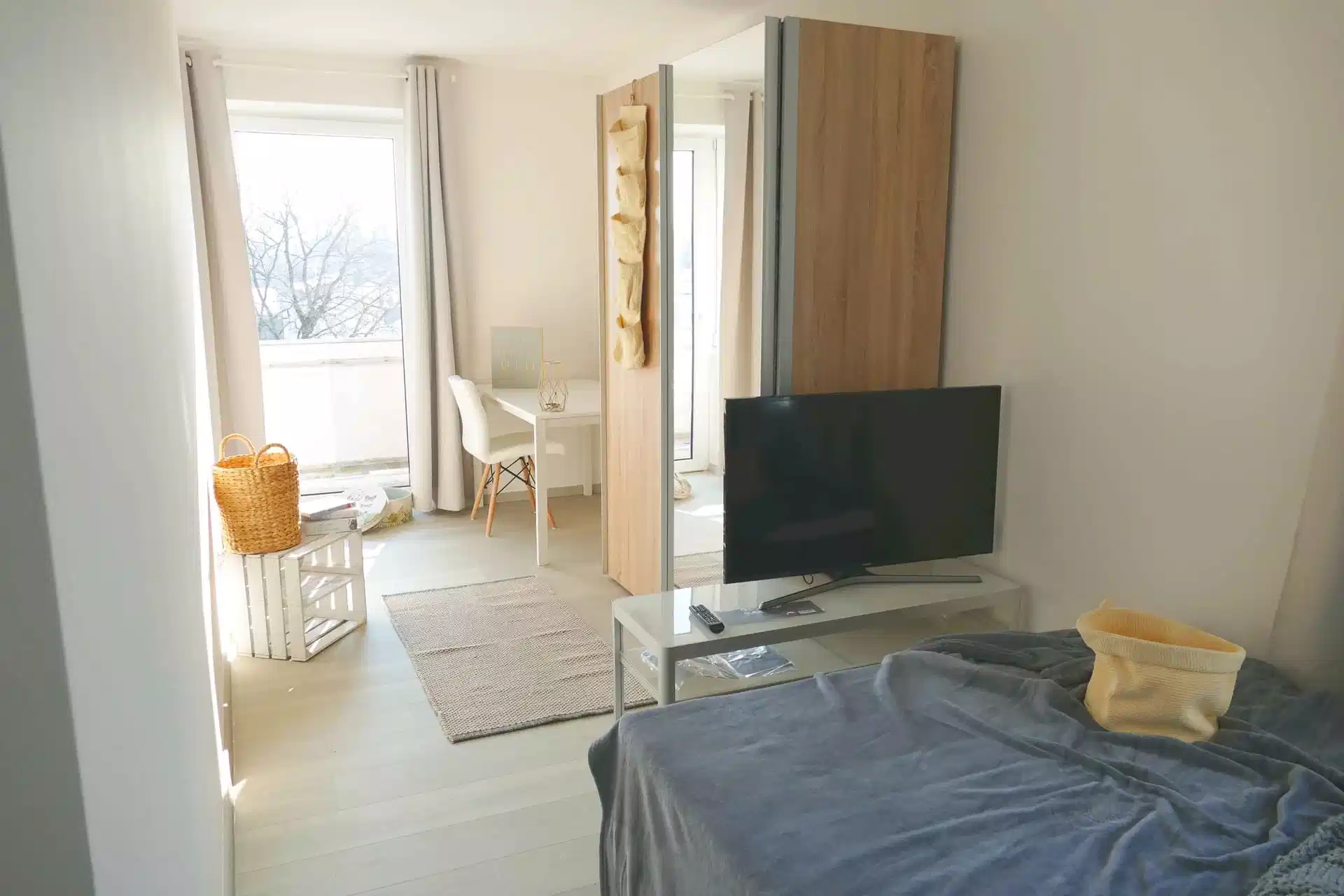 Exterior?w=400&h=260&fit=crop&q=40&auto=format&trim=auto