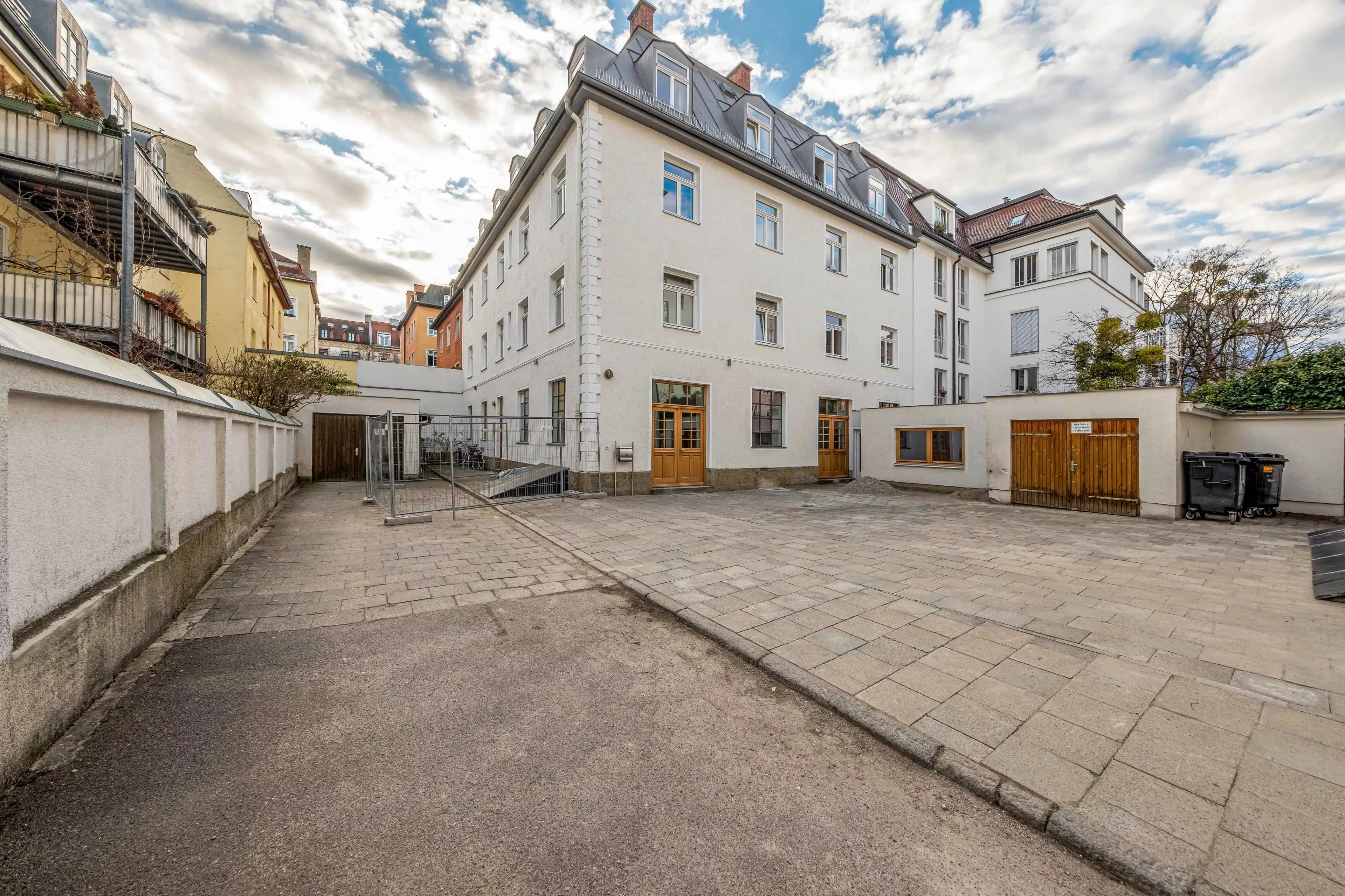 Exterior?w=400&h=260&fit=crop&q=40&auto=format&trim=auto