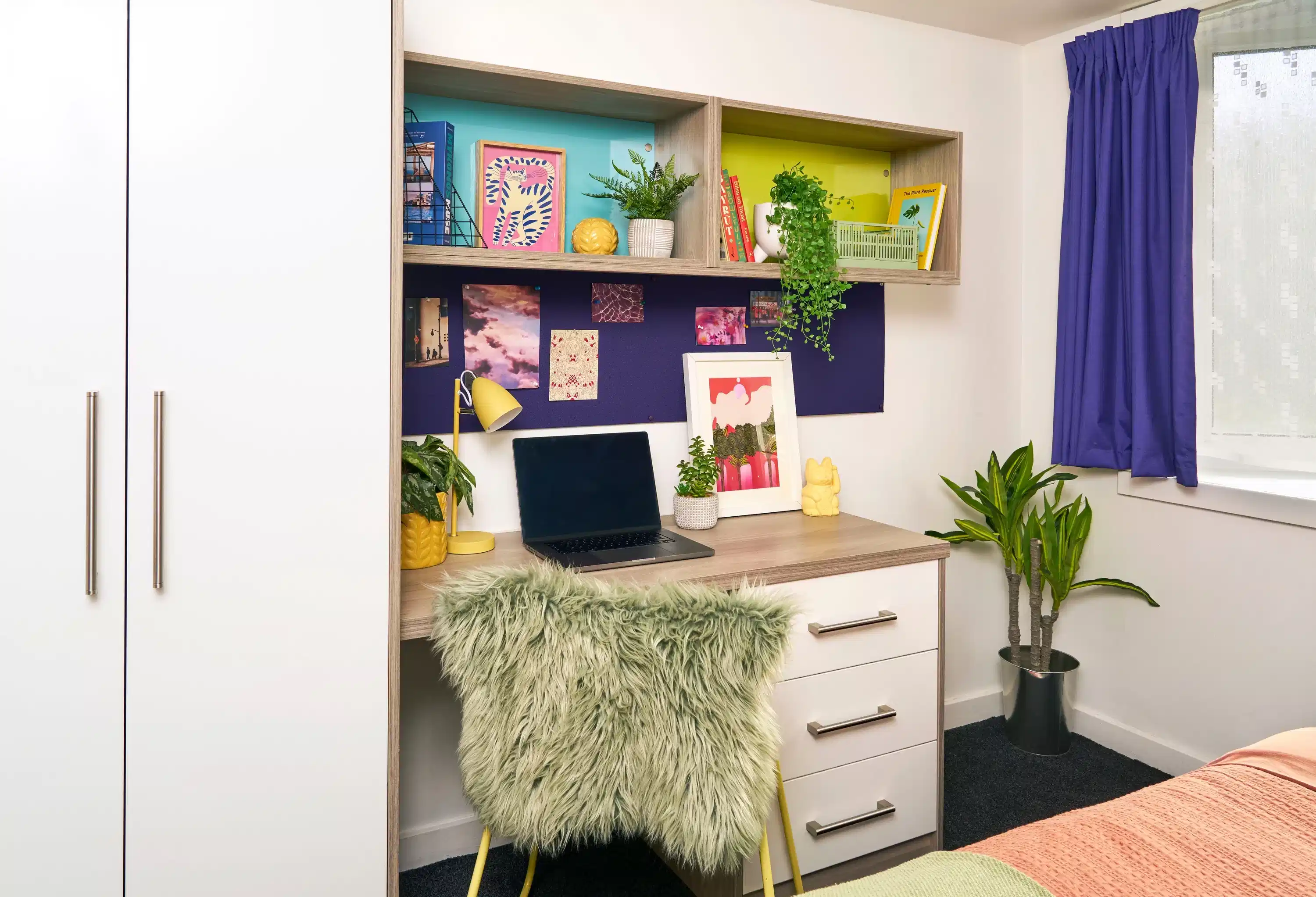 Exterior?w=400&h=260&fit=crop&q=40&auto=format&trim=auto