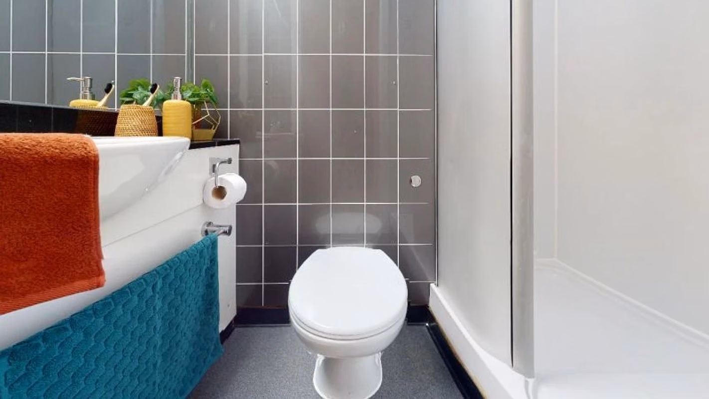 Common Area?w=400&h=260&fit=crop&q=40&auto=format&trim=auto