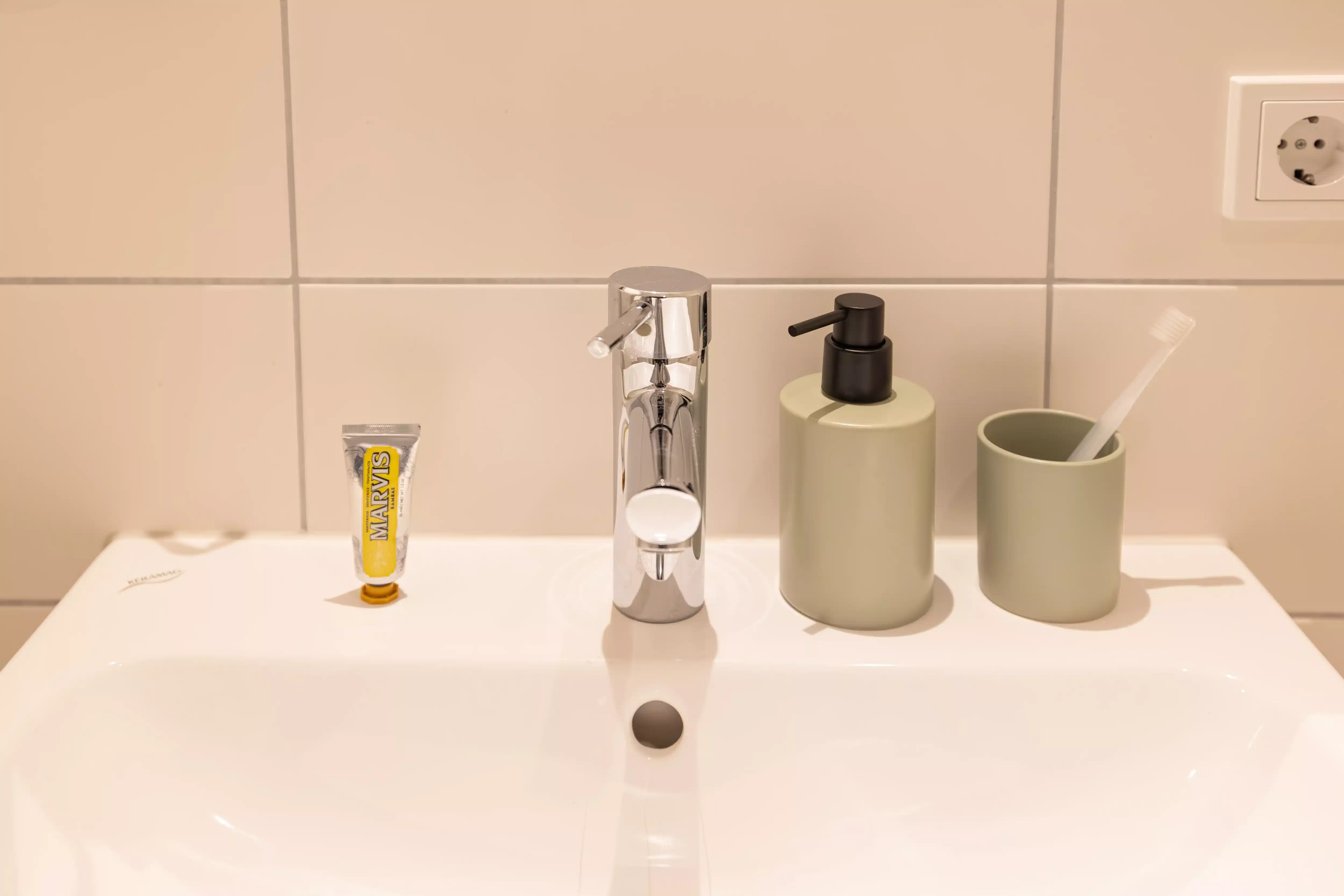 Common Area?w=400&h=260&fit=crop&q=40&auto=format&trim=auto