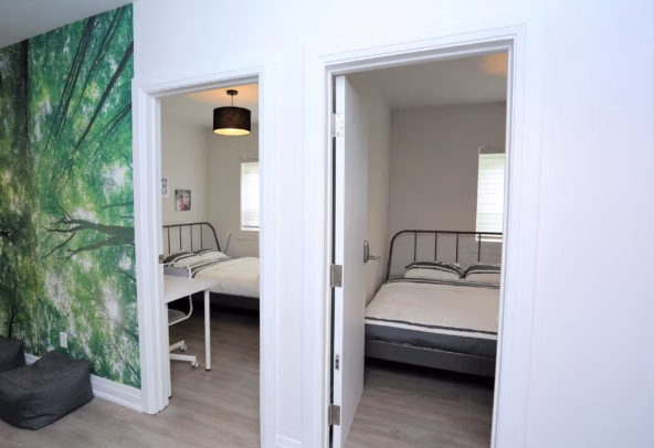 Room?w=400&h=260&fit=crop&q=40&auto=format&trim=auto