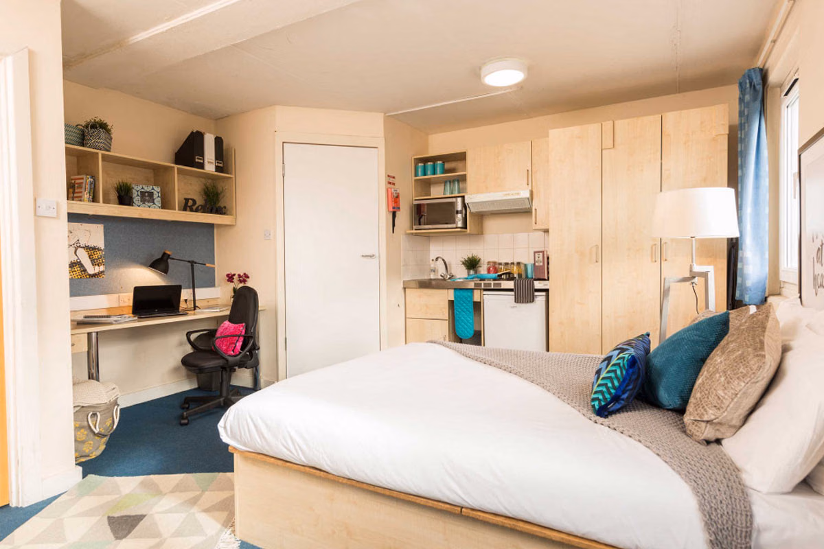 Common Area?w=400&h=260&fit=crop&q=40&auto=format&trim=auto