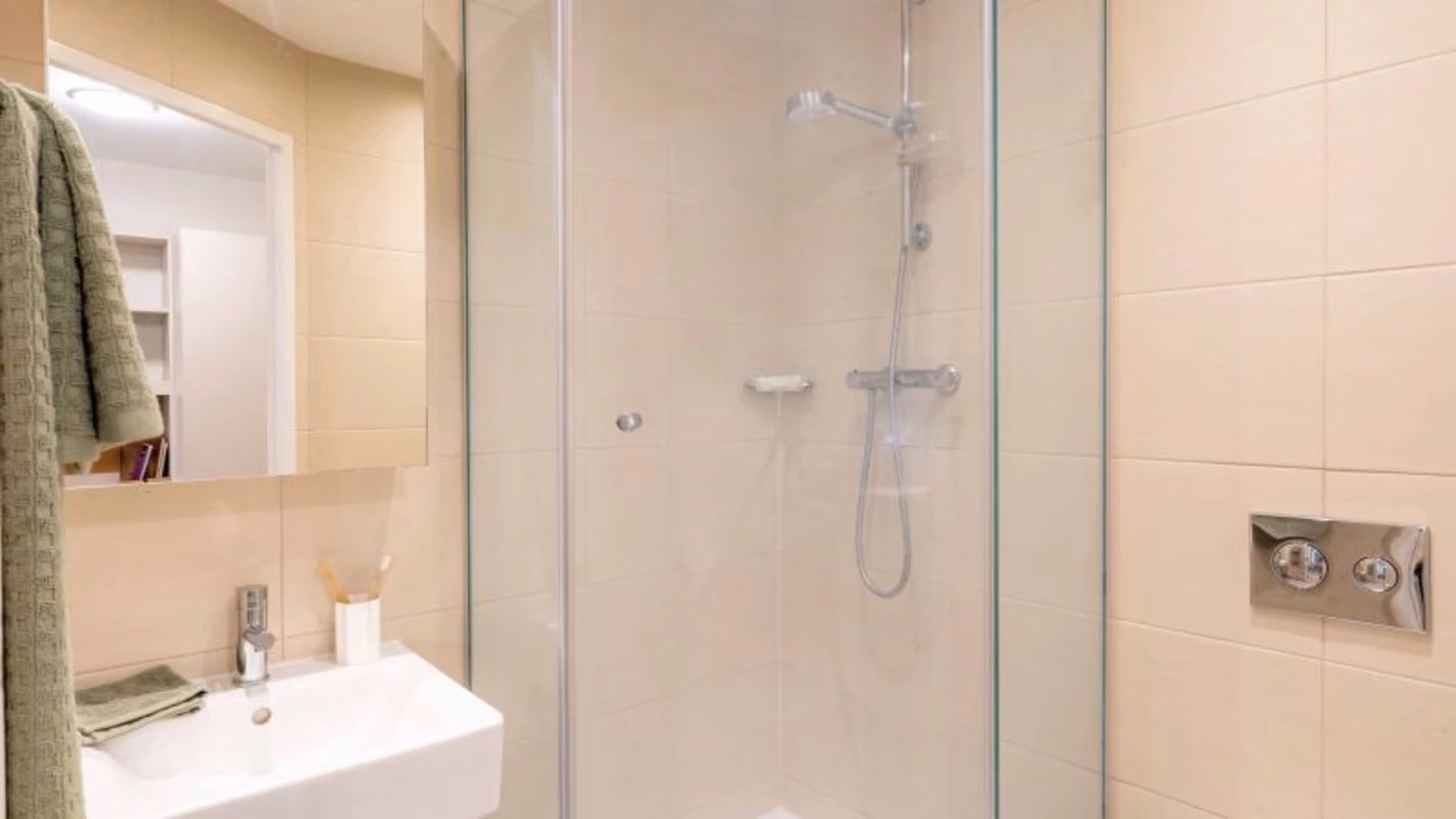 Amenities?w=400&h=260&fit=crop&q=40&auto=format&trim=auto