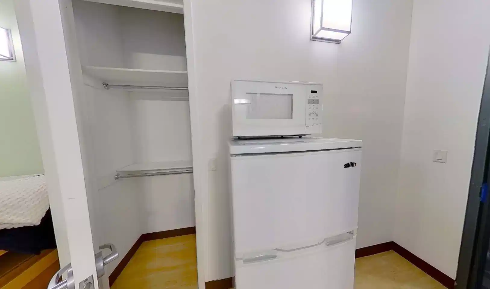 Exterior?w=400&h=260&fit=crop&q=40&auto=format&trim=auto