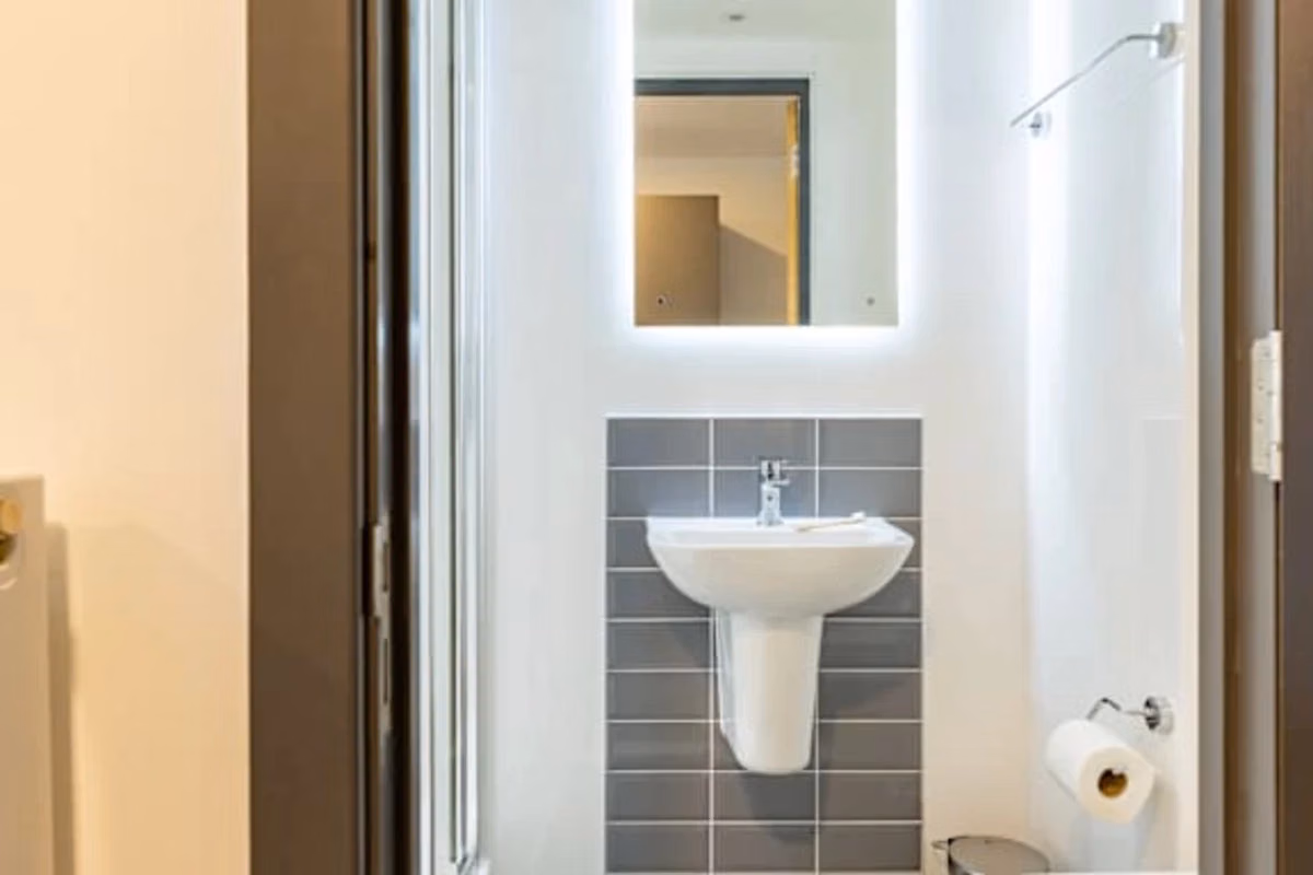 Exterior?w=400&h=260&fit=crop&q=40&auto=format&trim=auto