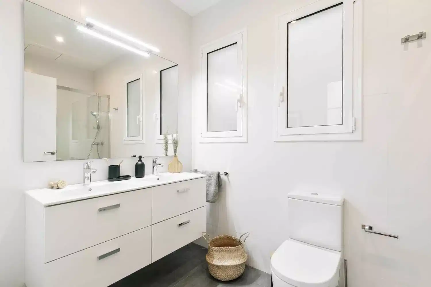 Exterior?w=400&h=260&fit=crop&q=40&auto=format&trim=auto