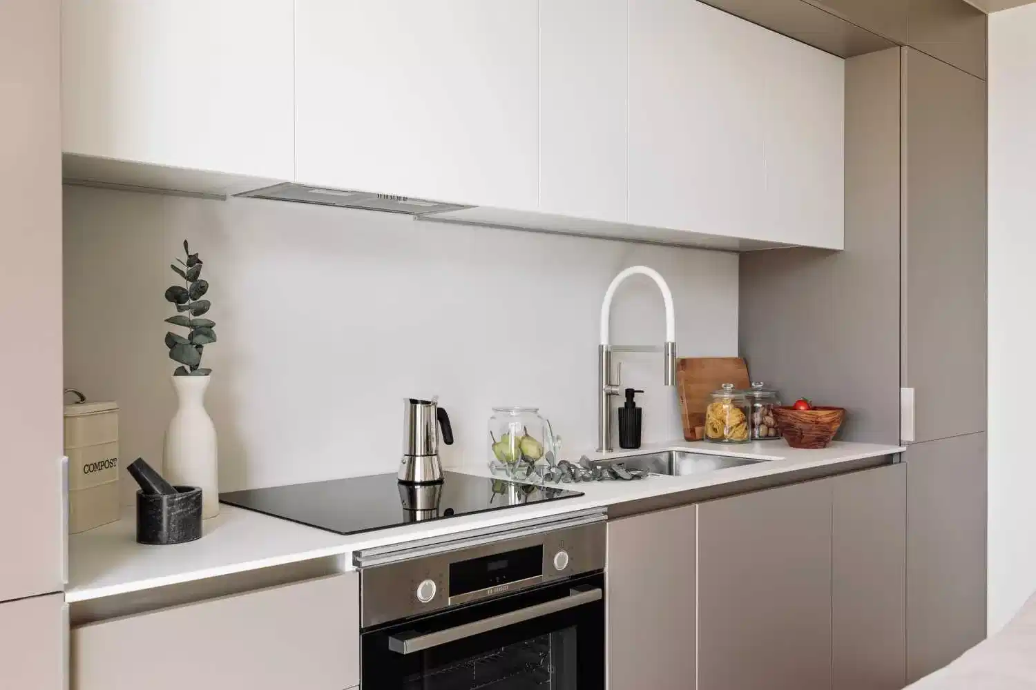 Exterior?w=400&h=260&fit=crop&q=40&auto=format&trim=auto