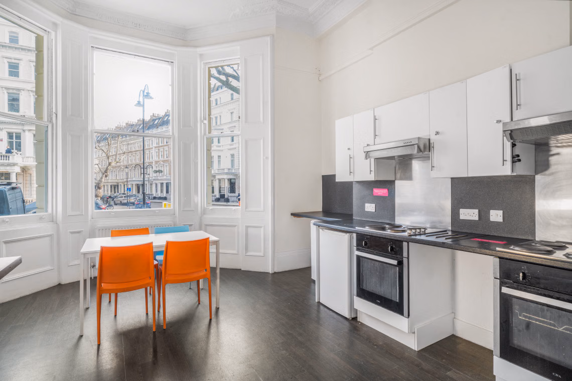 Amenities?w=400&h=260&fit=crop&q=40&auto=format&trim=auto