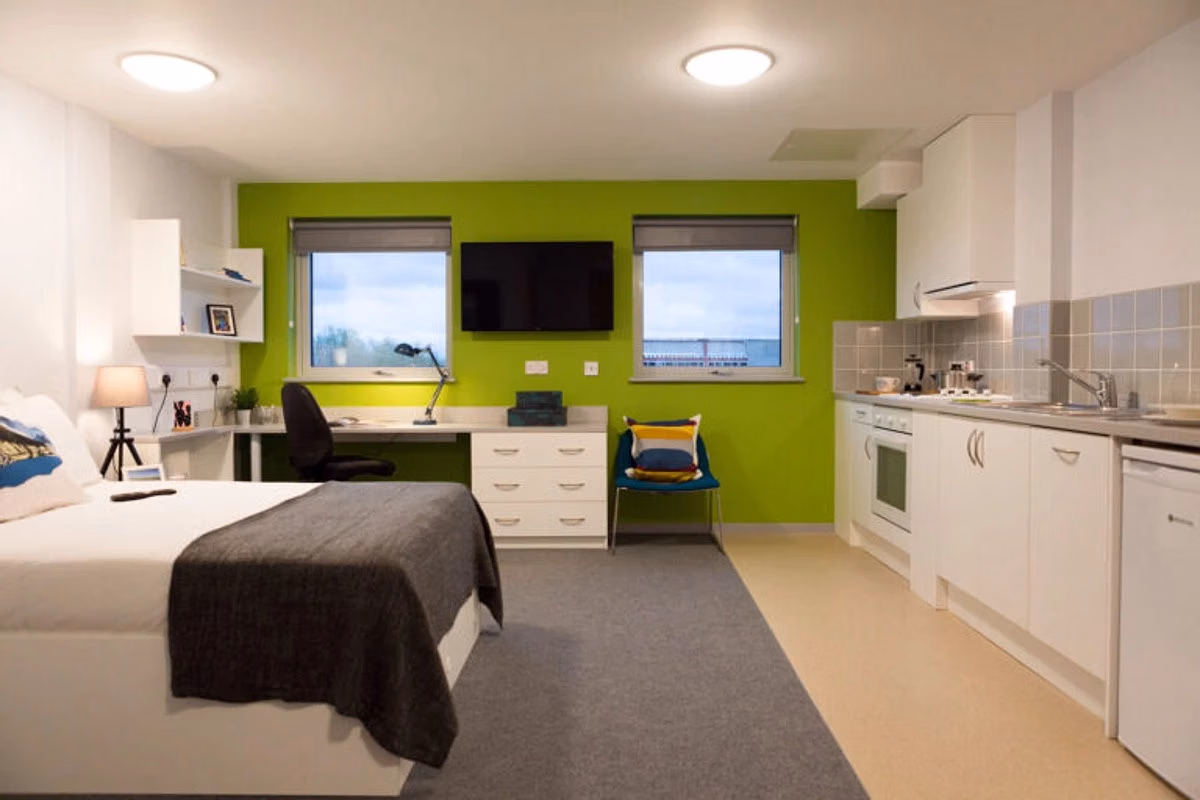 Exterior?w=400&h=260&fit=crop&q=40&auto=format&trim=auto