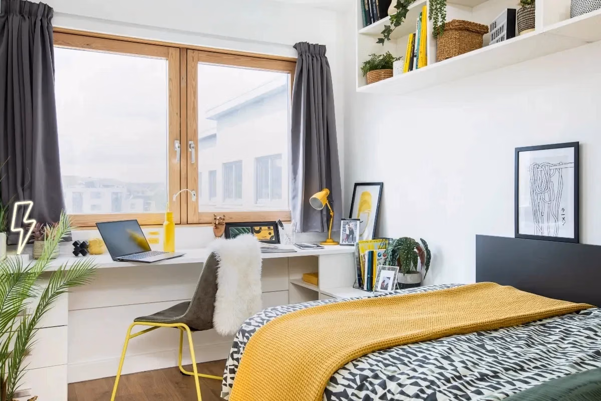 Exterior?w=400&h=260&fit=crop&q=40&auto=format&trim=auto