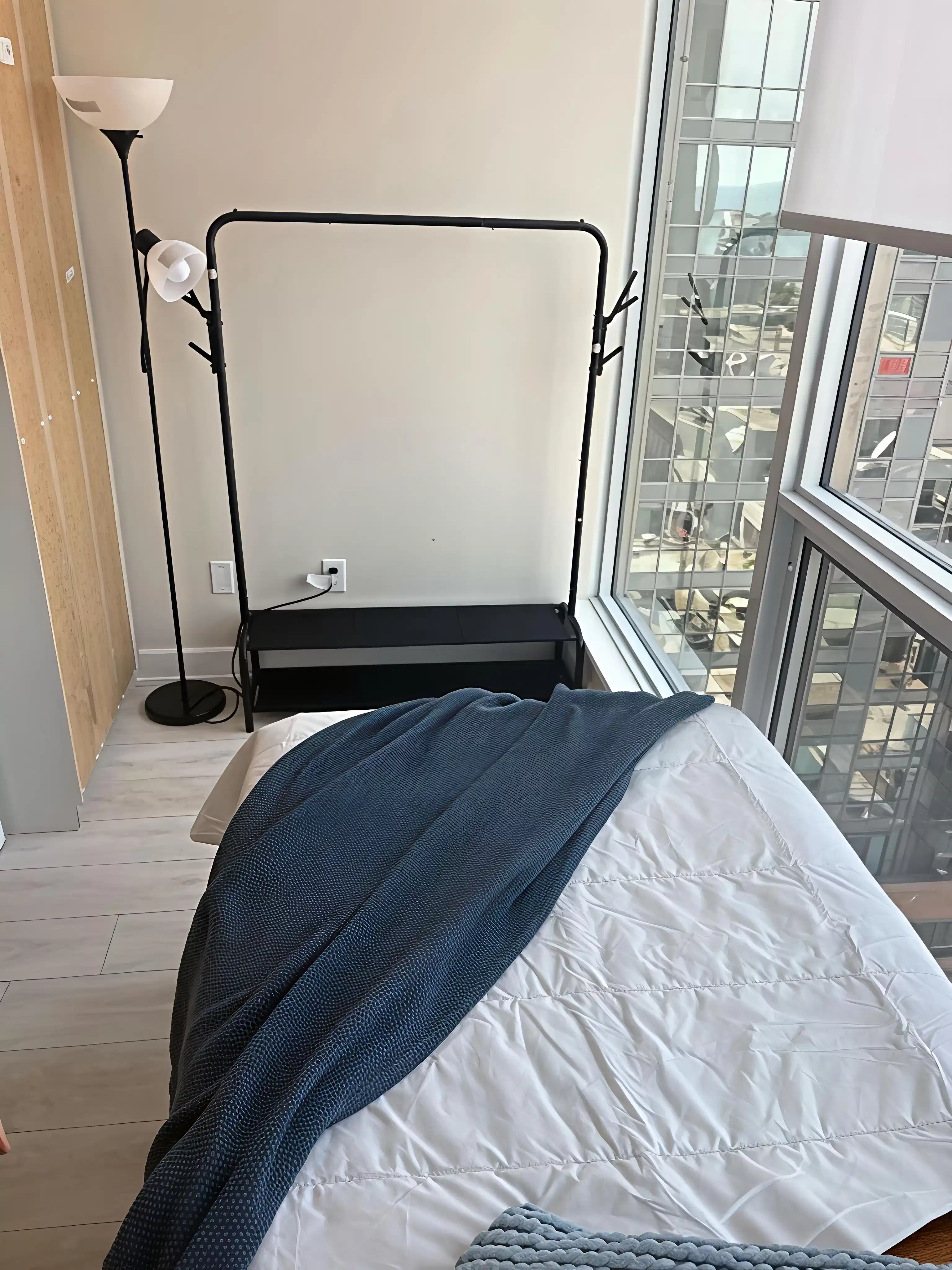 Bathroom?w=400&h=260&fit=crop&q=40&auto=format&trim=auto