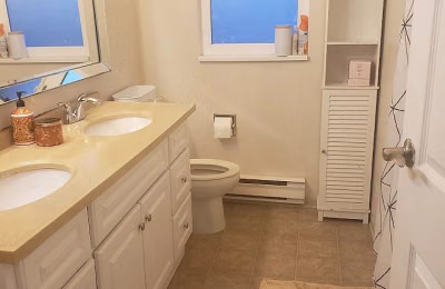 Bathroom?w=400&h=260&fit=crop&q=40&auto=format&trim=auto
