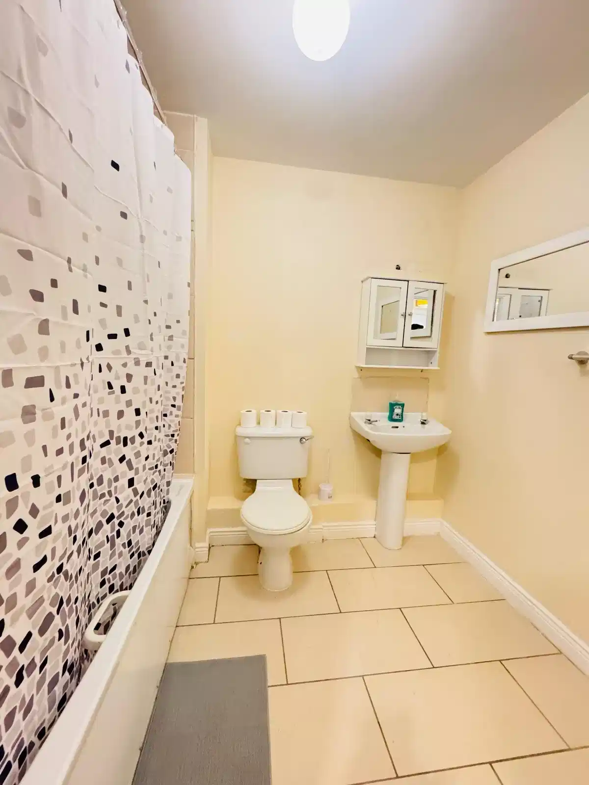 Exterior?w=400&h=260&fit=crop&q=40&auto=format&trim=auto