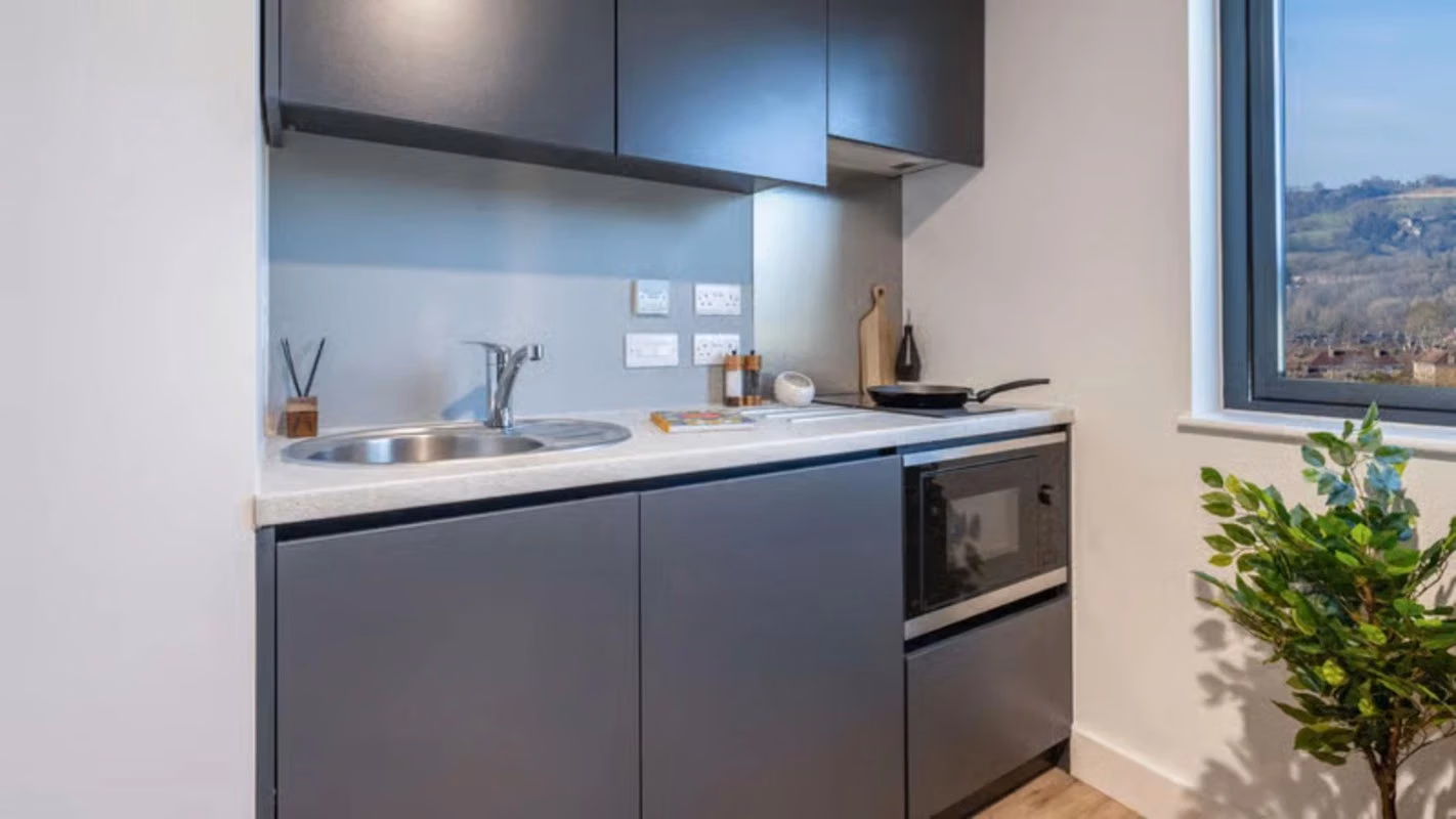 Exterior?w=400&h=260&fit=crop&q=40&auto=format&trim=auto