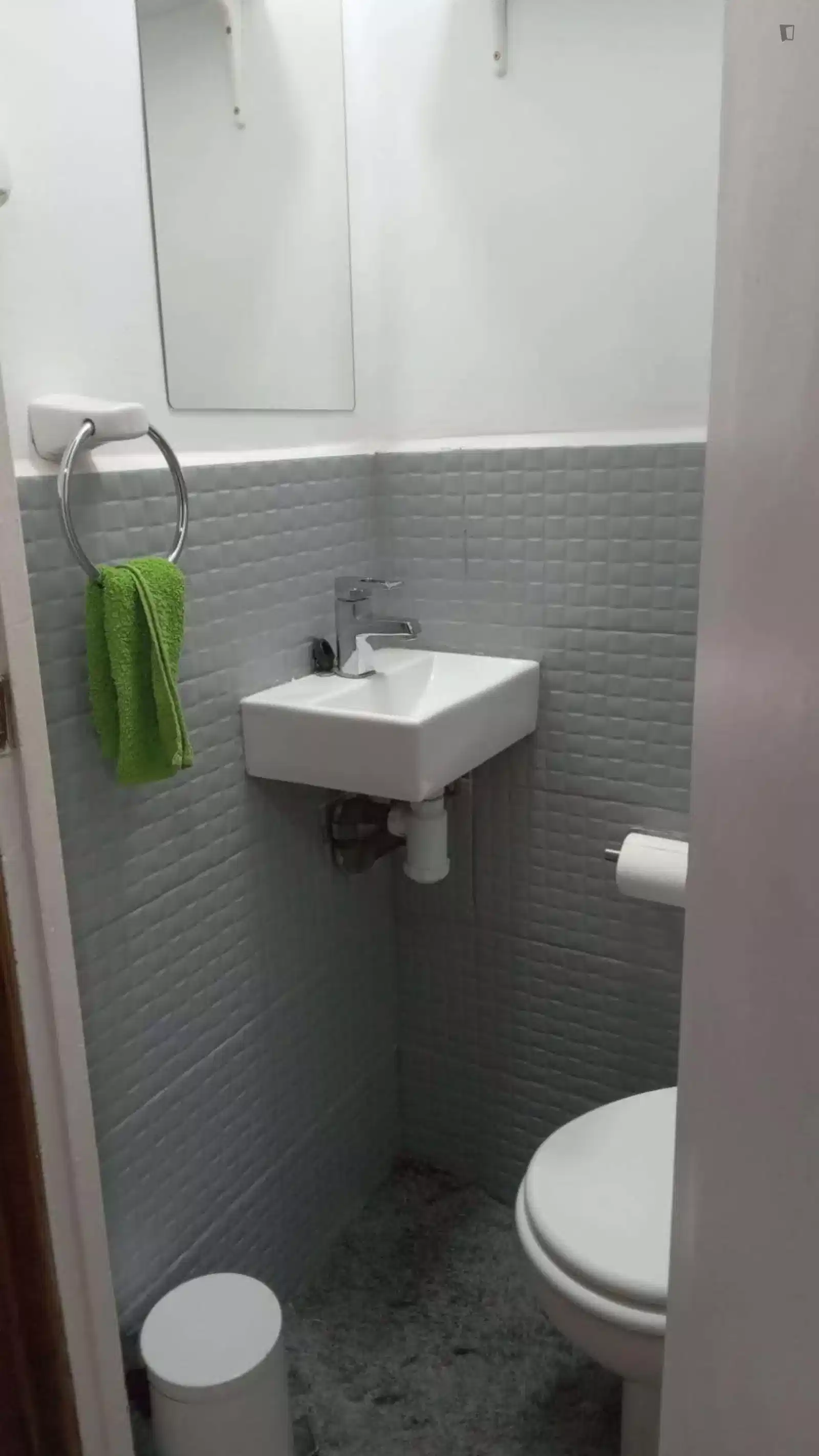 Room in a 5 Bed 2 Bath - Amenities?w=400&h=260&fit=crop&q=40&auto=format&trim=auto