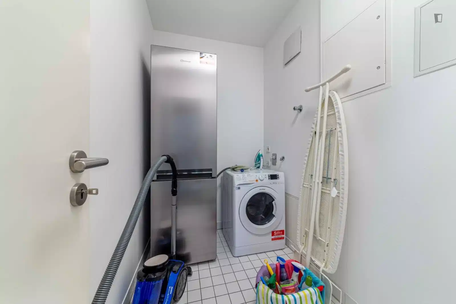 Exterior?w=400&h=260&fit=crop&q=40&auto=format&trim=auto