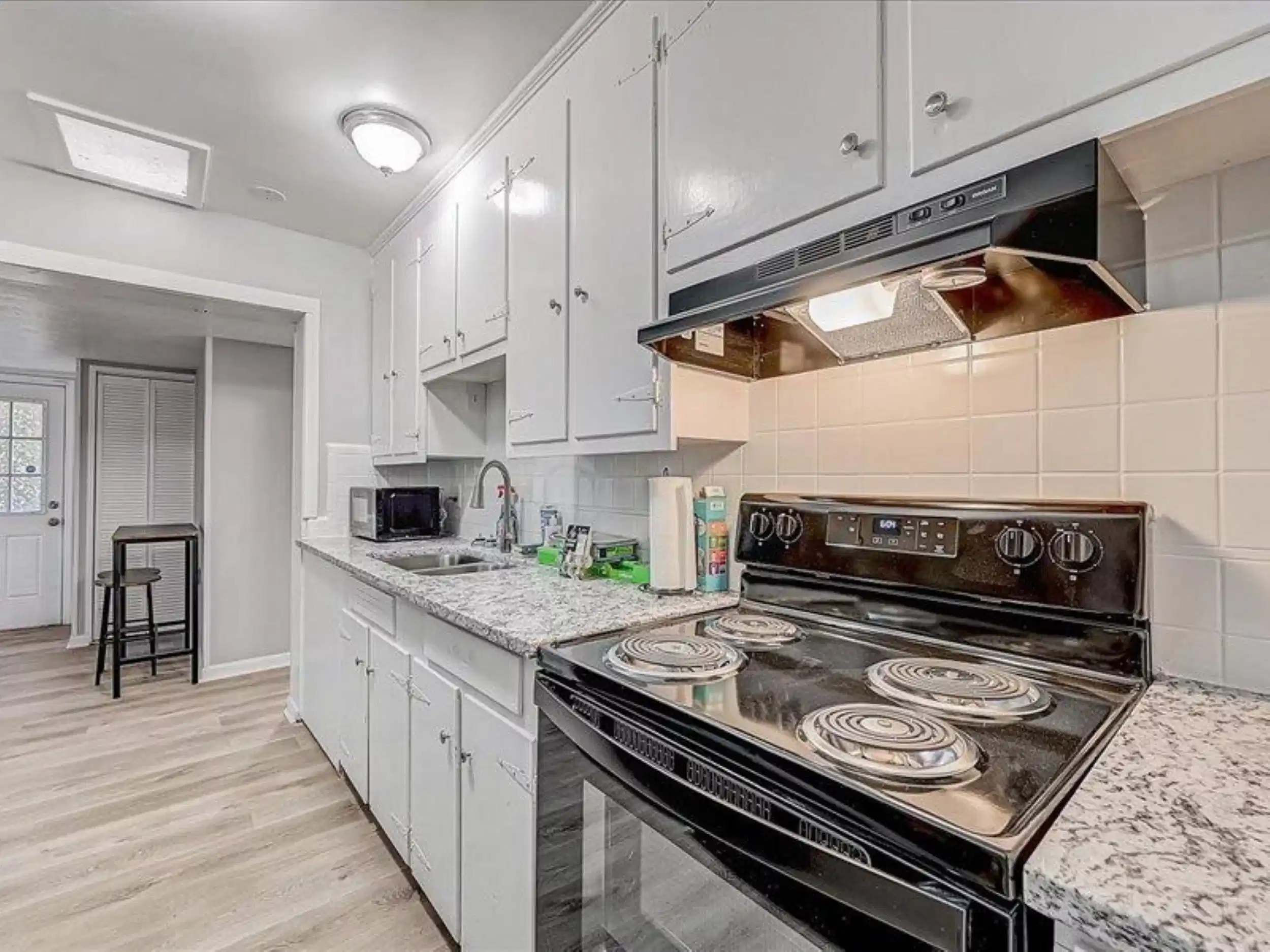 Amenities?w=400&h=260&fit=crop&q=40&auto=format&trim=auto