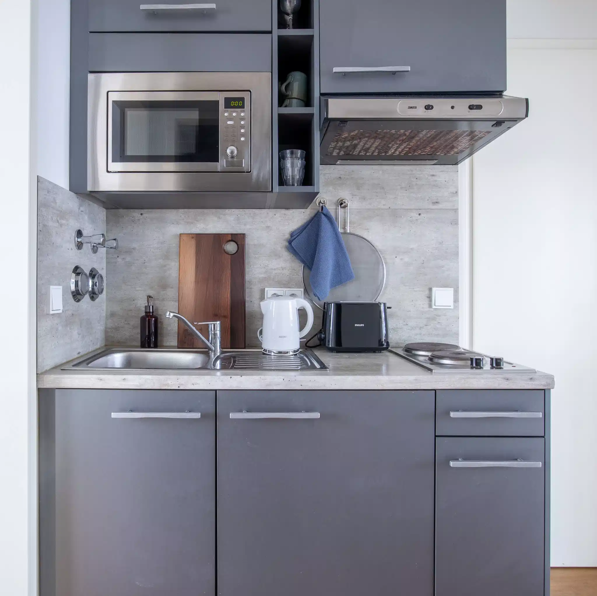 Exterior?w=400&h=260&fit=crop&q=40&auto=format&trim=auto