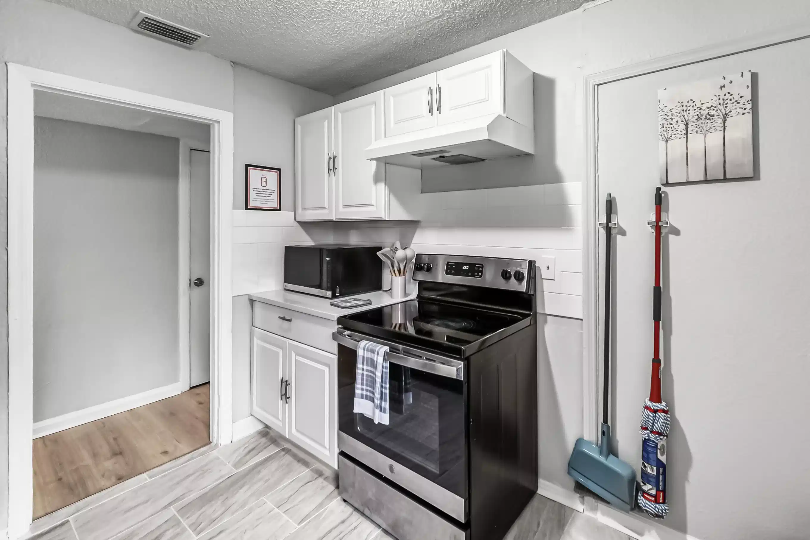 #10075: Room in 6 Bed 2 Bath - Bedroom?w=400&h=260&fit=crop&q=40&auto=format&trim=auto