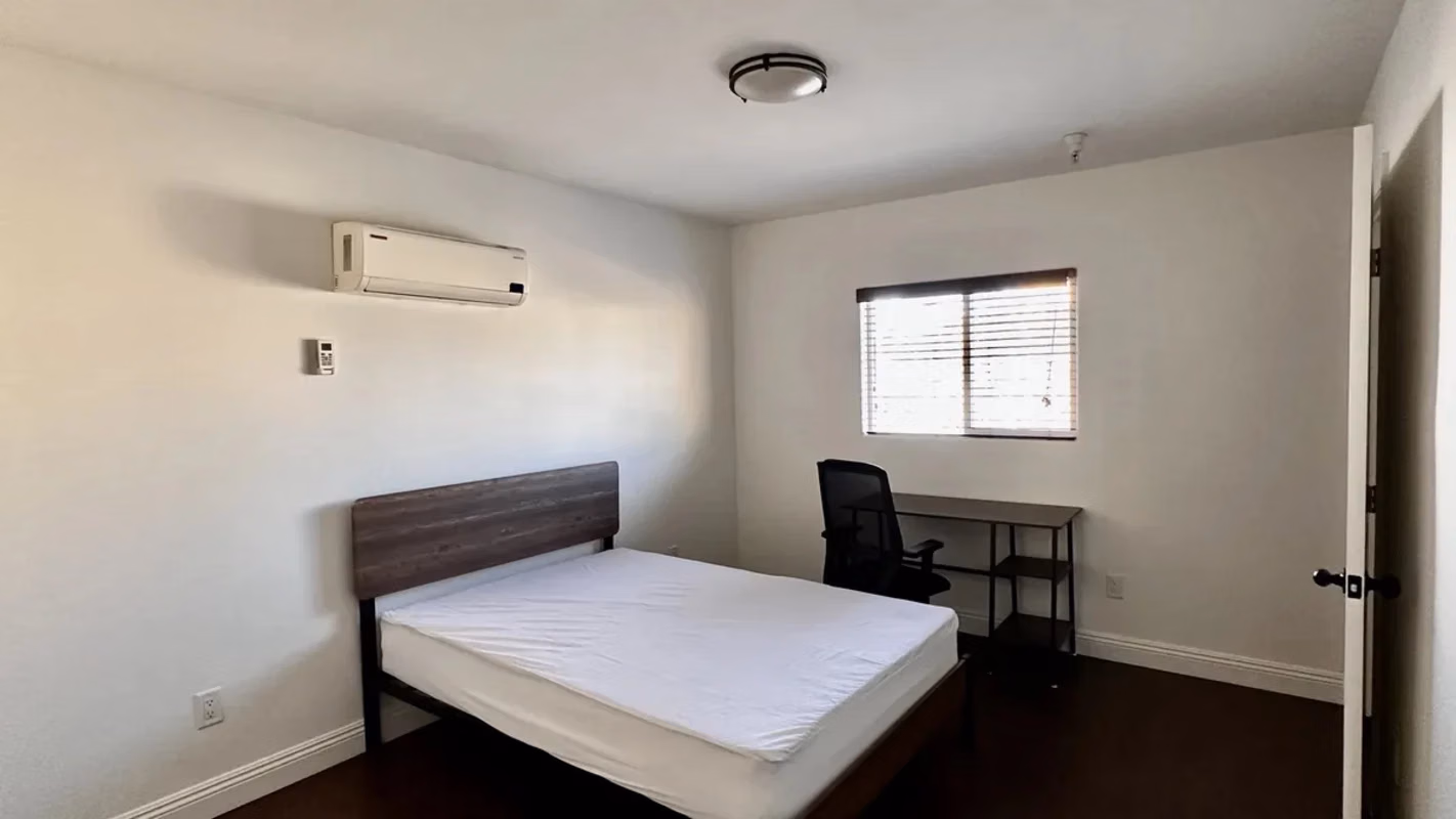 Exterior?w=400&h=260&fit=crop&q=40&auto=format&trim=auto