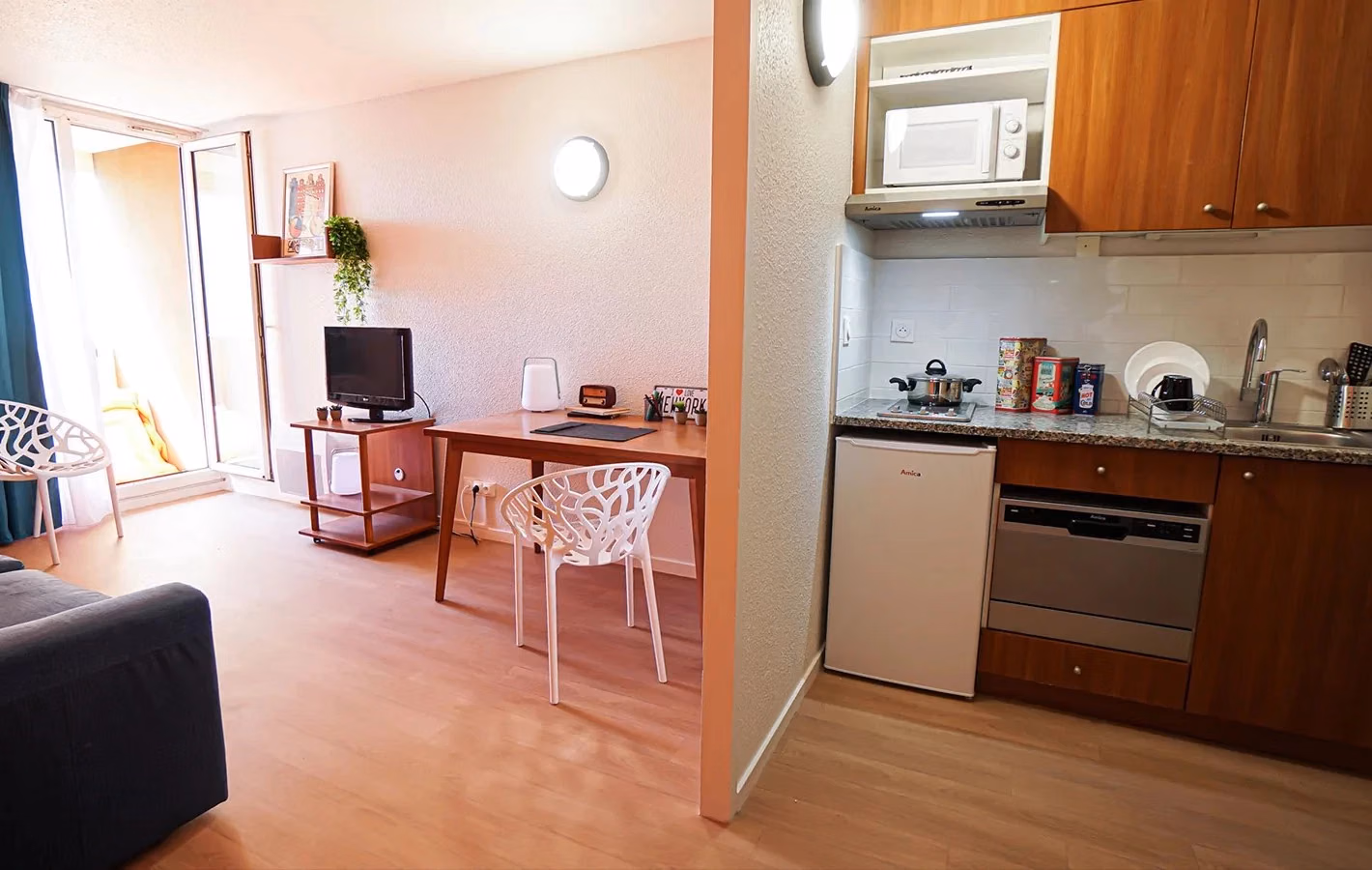 Common Area?w=400&h=260&fit=crop&q=40&auto=format&trim=auto